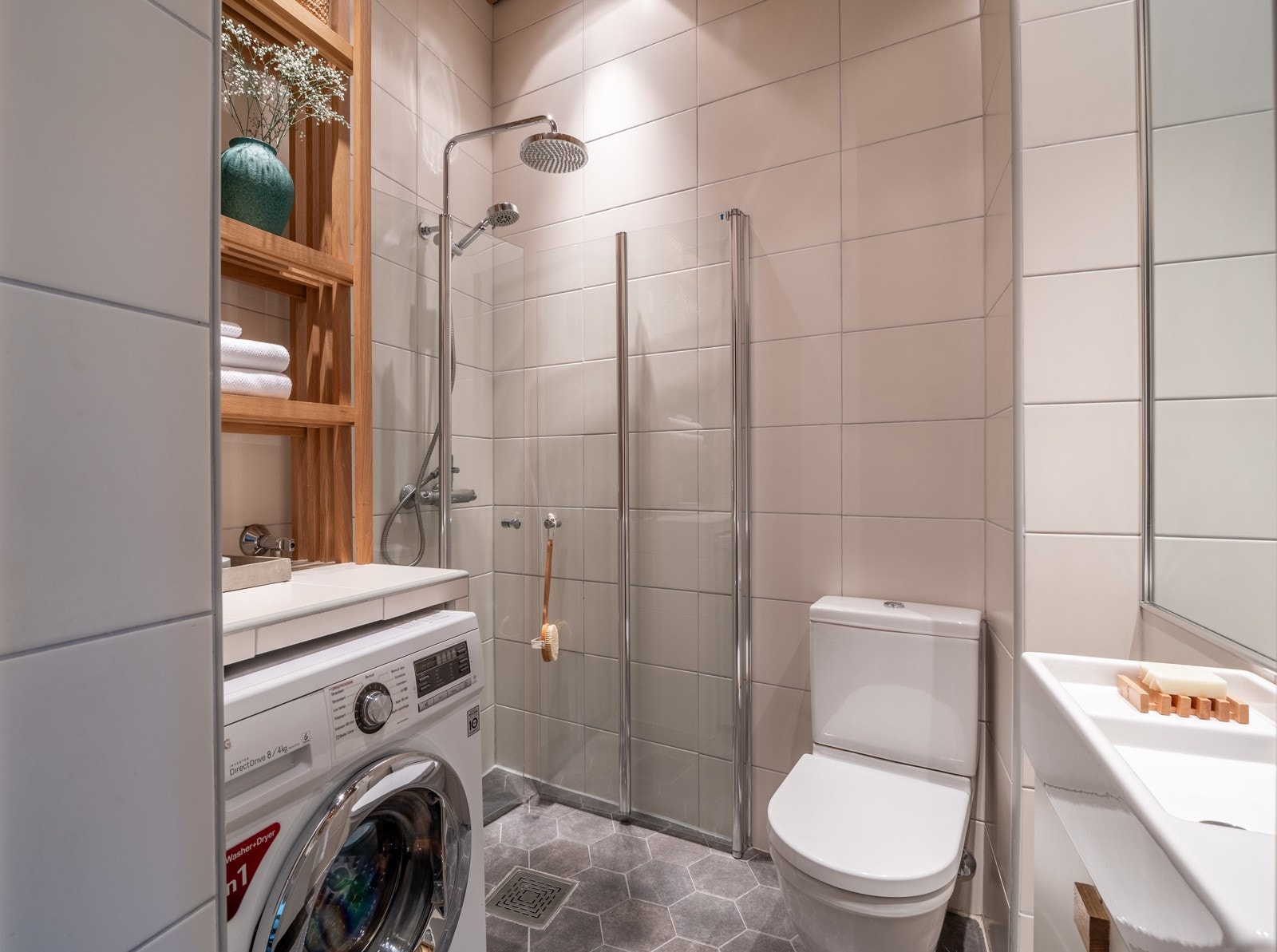 Baderom fra omkring 2005 med flislagt gulv med gulvvarme og flislagte vegger. Galleribilde