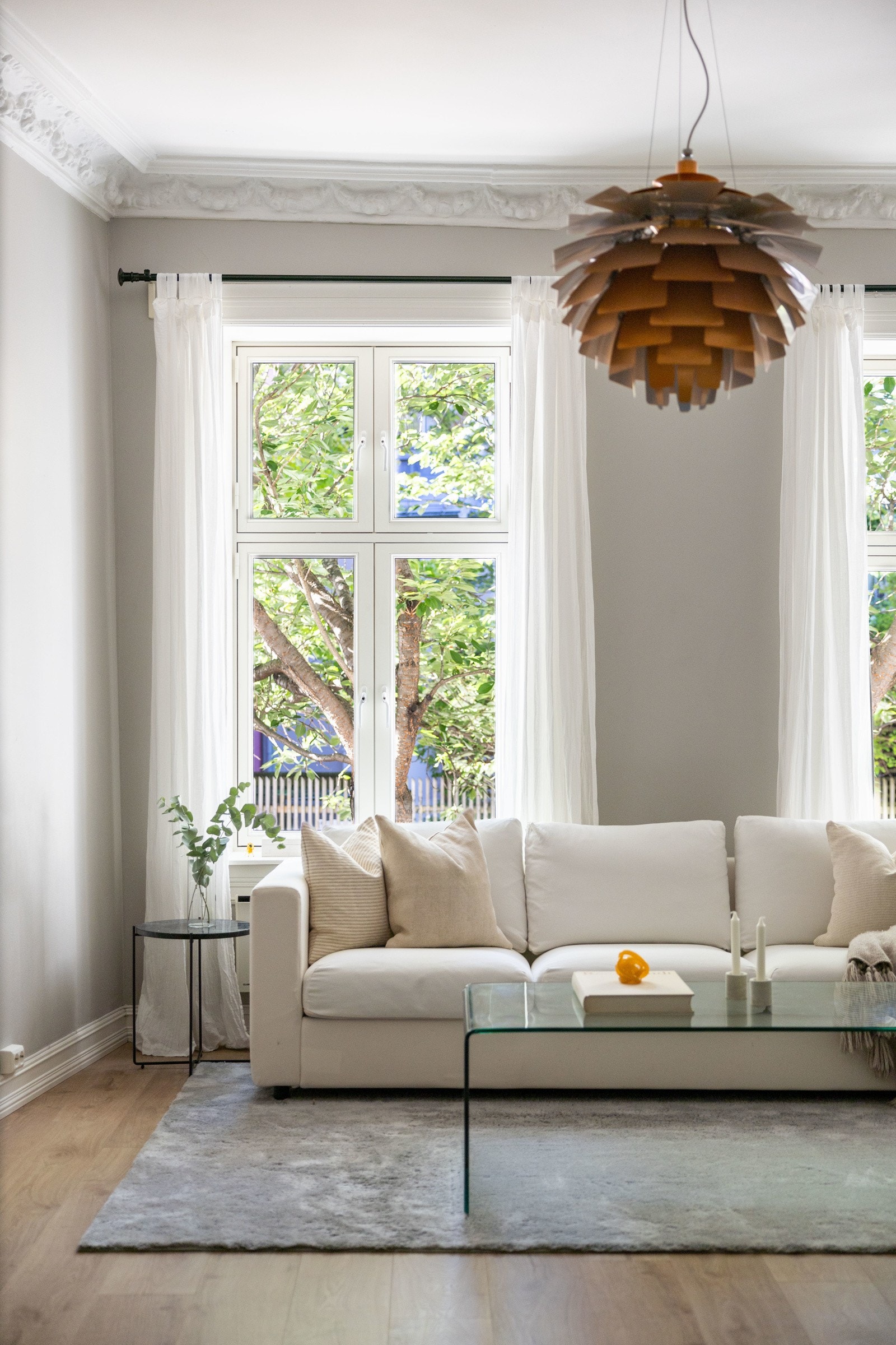 Stuen kan fint innredes med både sofakrok og spisestue uten at det går på bekostning av den gode romfølelsen. Galleribilde