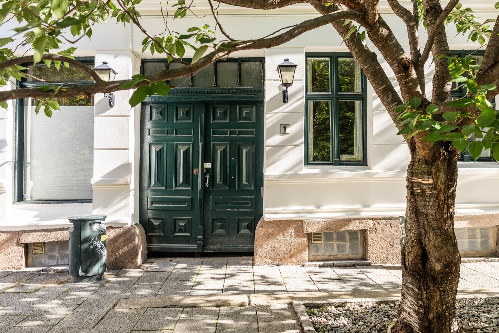 Fasade | Fasaden er renovert og samtlige vinduer skiftet ut i 2021. Galleribilde