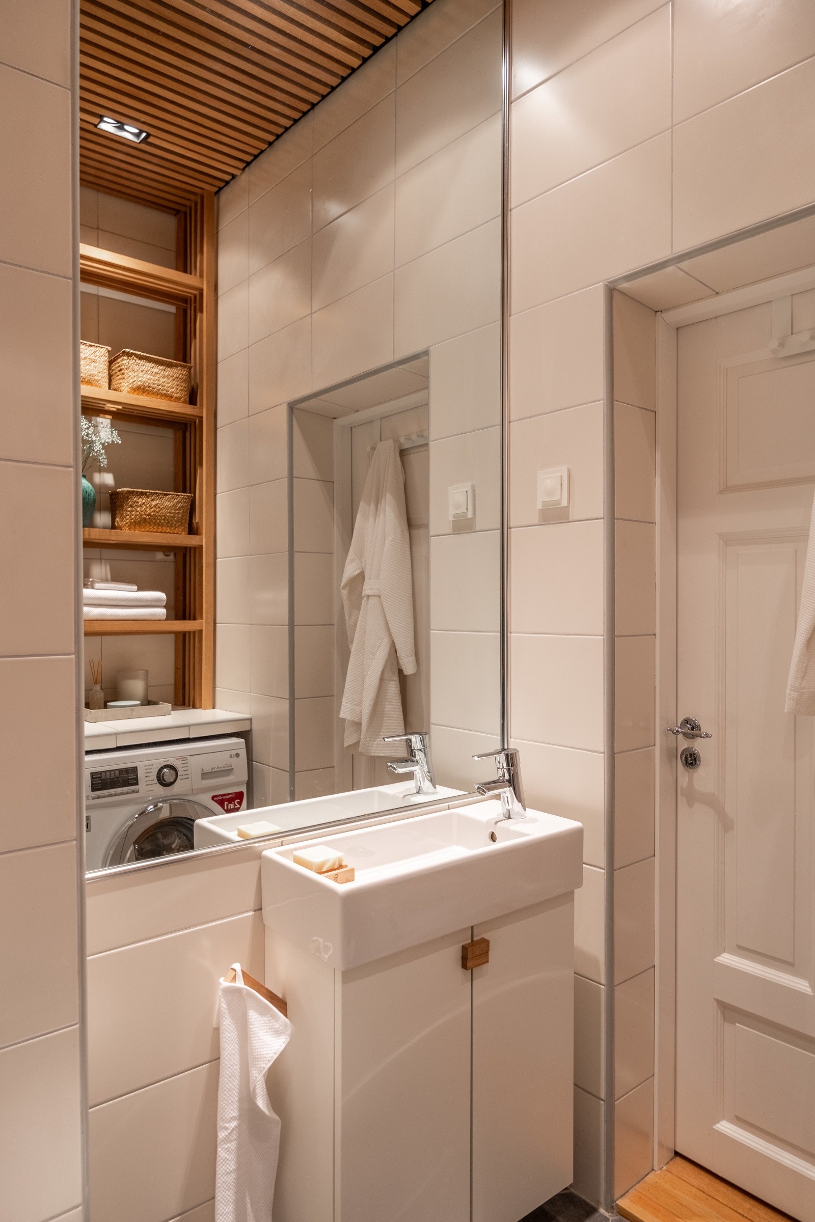 Badet har vegghengt servantinnredning med heldekkende servant. Galleribilde