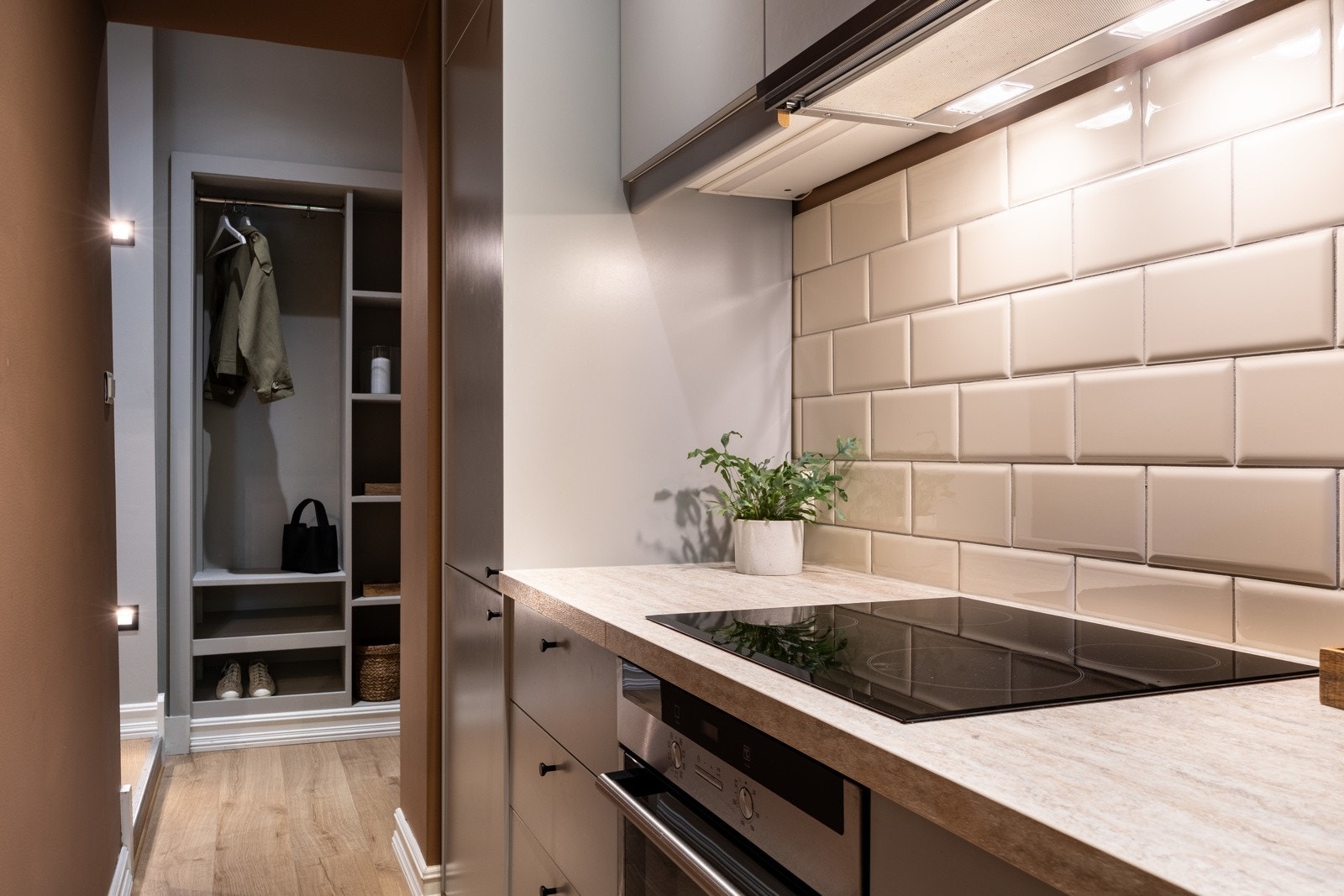 Kjøkkenet er flislagt mellom benkeplate og overskap samt belysning under overskap samt stikkontakt på vegg. Galleribilde