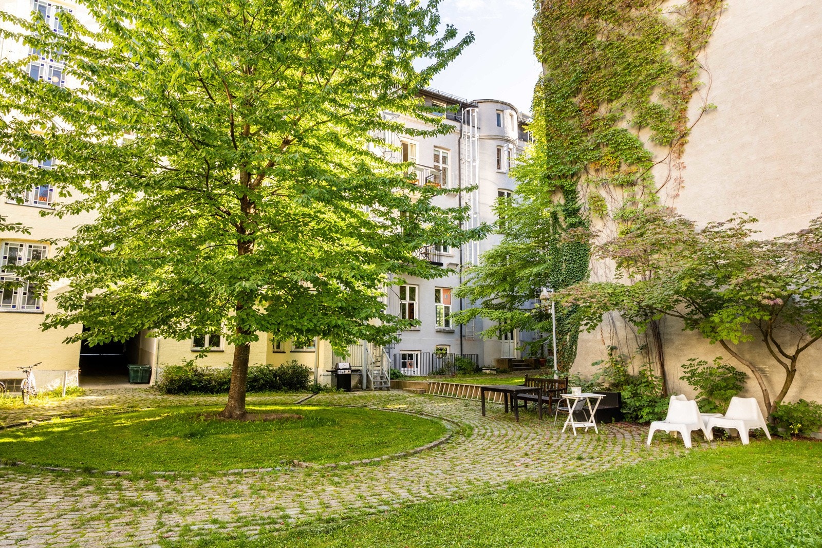 Borettslaget har en nydelig og rolig bakgård med flotte grøntområder. Galleribilde