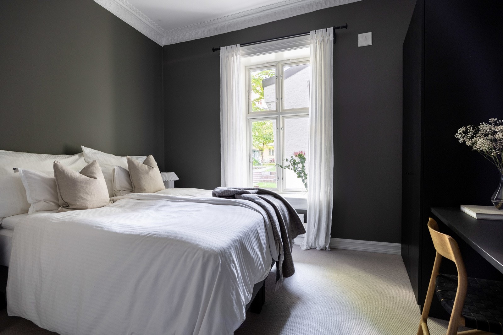 Soverommet i leiligheten er av god størrelse med plass til dobbeltseng og tilhørende nattbord. Galleribilde