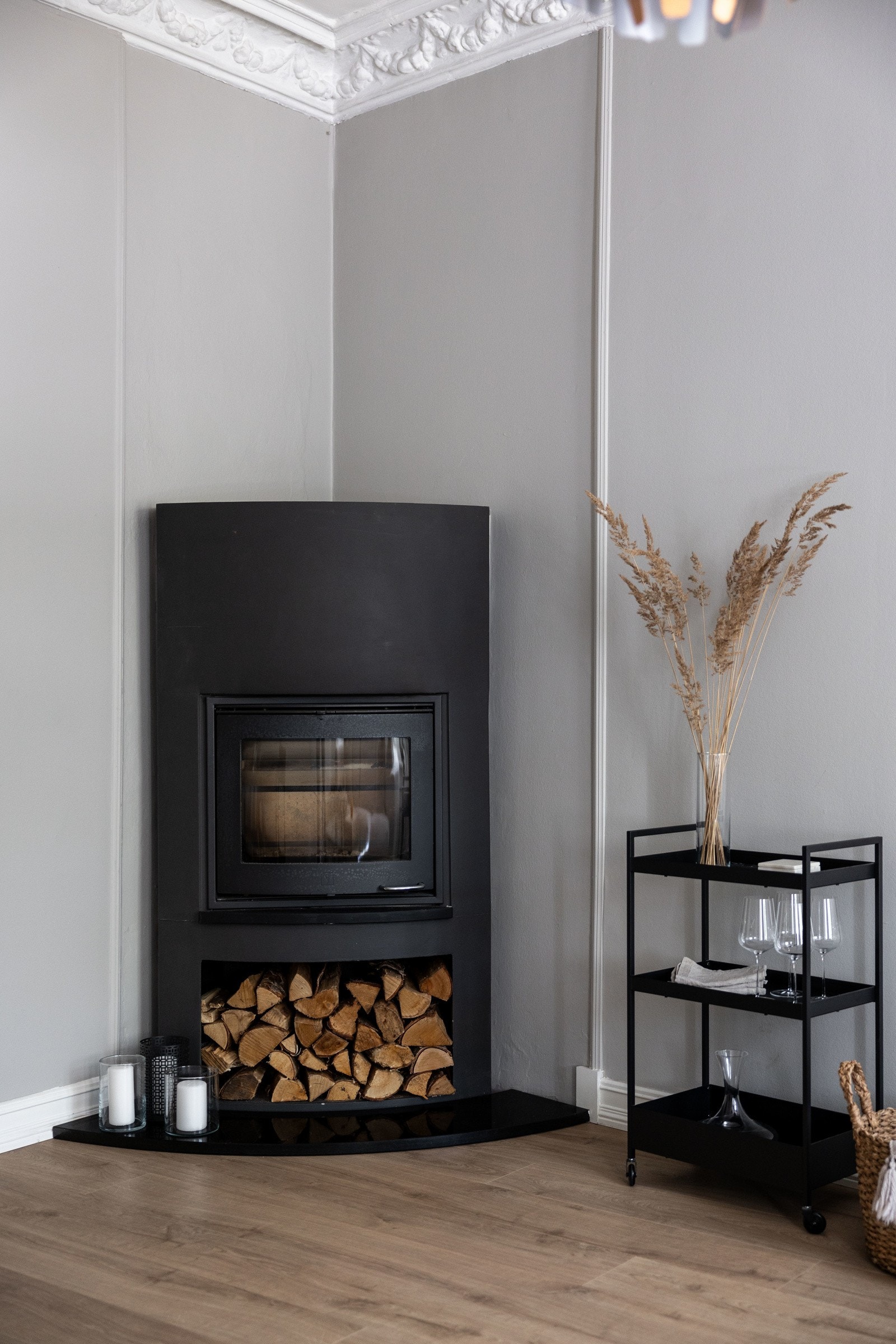 Peisen utnyttes til det fulle når høst- og vintermånedene melder sin ankomst, og leiligheten oppleves lun og behagelig da peisen varmer godt. Galleribilde