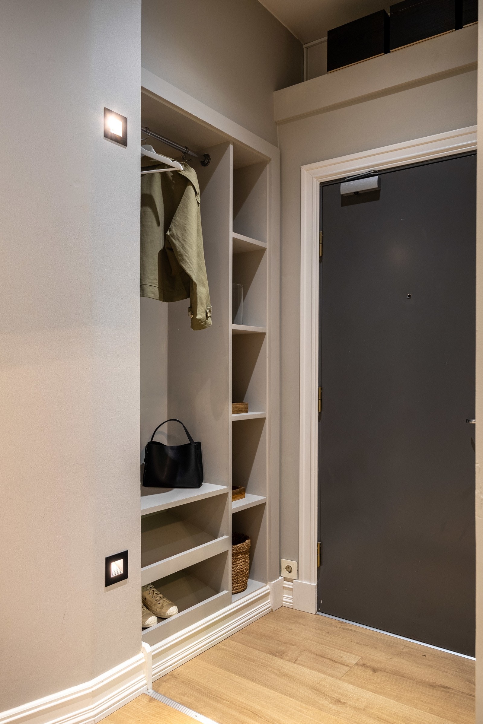 Inngangen er romslig med god plass for oppbevaring yttertøy og sko. Galleribilde