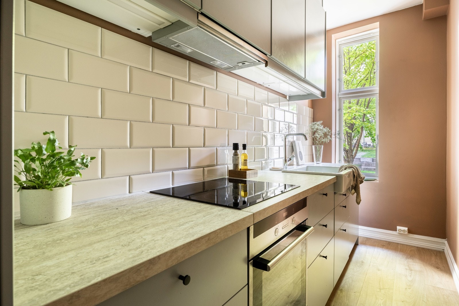 Leiligheten har et sjarmerende kjøkken med delvis fornyet kjøkkeninnredning fra 2020. Slette fronter og laminert benkeplate med nedfelt oppvaskkum. Galleribilde