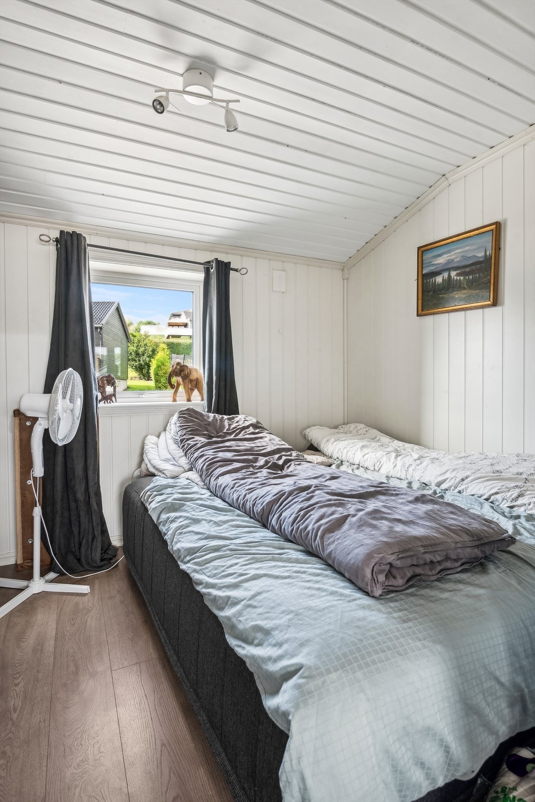 Soverommet er romslig, og har god plass til seng og garderobe Galleribilde