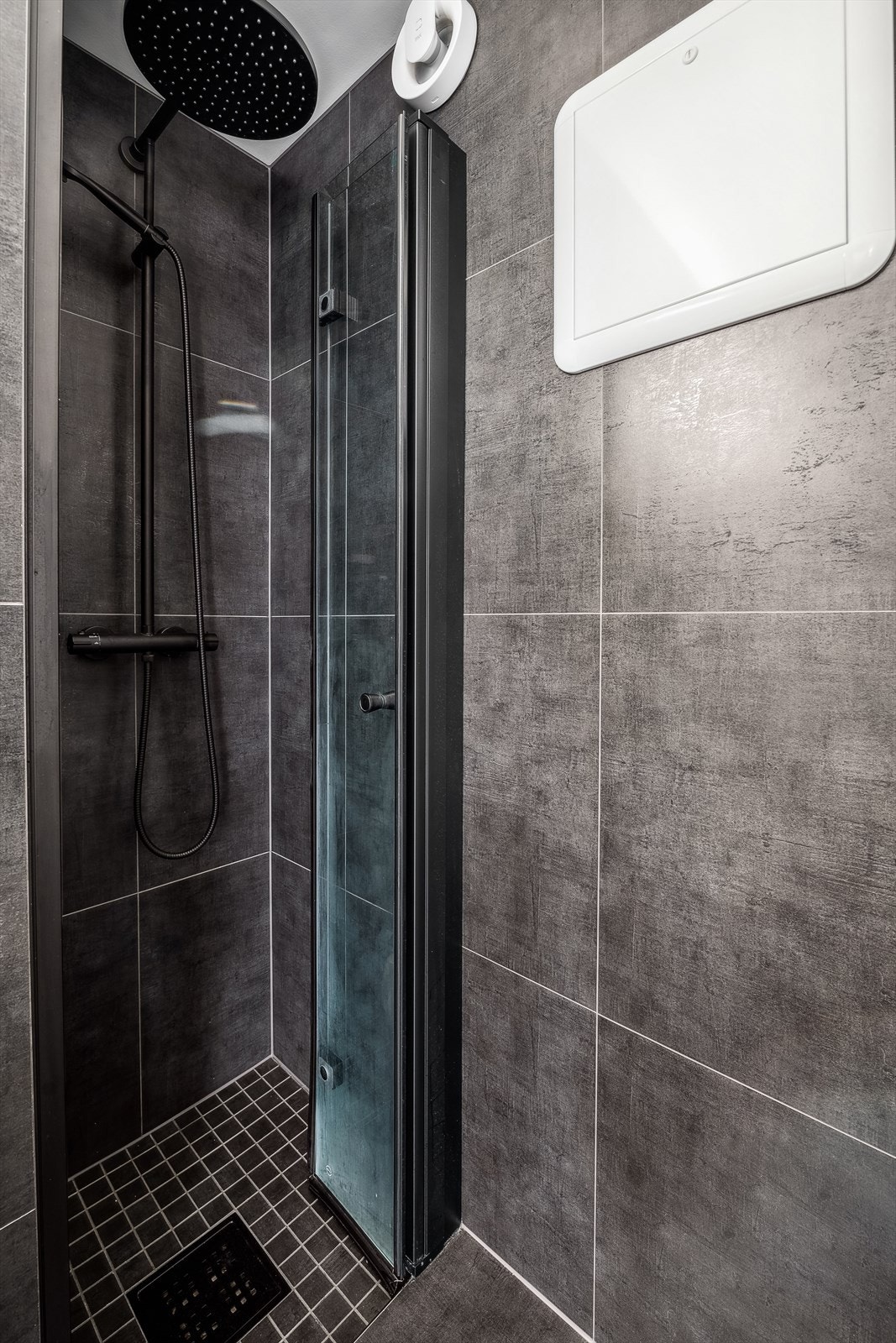 Badet er flislagt i tidsriktige farger og toner Galleribilde