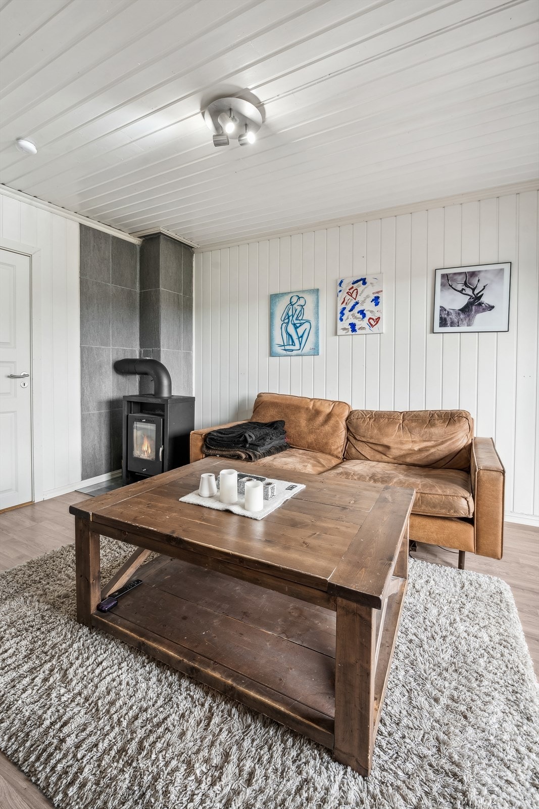 I stuen er det vedovn. Perfekt for de kalde vinterdagene Galleribilde