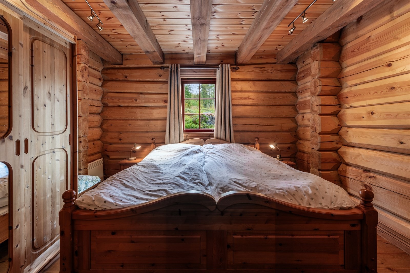 Koselig soverom med garderobeskap Galleribilde