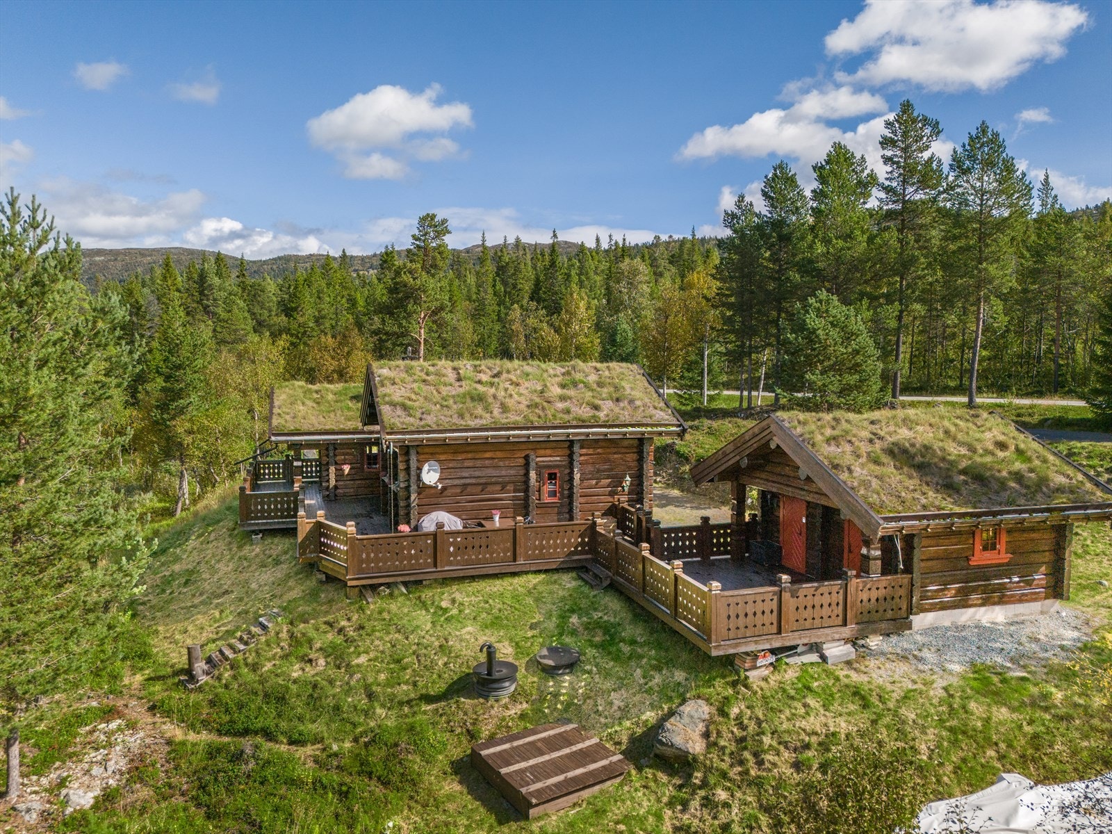 Hytta inneholder: Stue/kjøkken, gang, bad, wc, teknisk rom, 2 soverom, hemsrom. Galleribilde