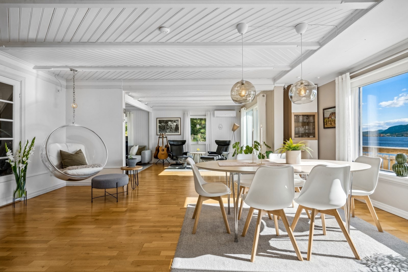 Ved kjøkkenet er det naturlig plass for spisestue. Galleribilde