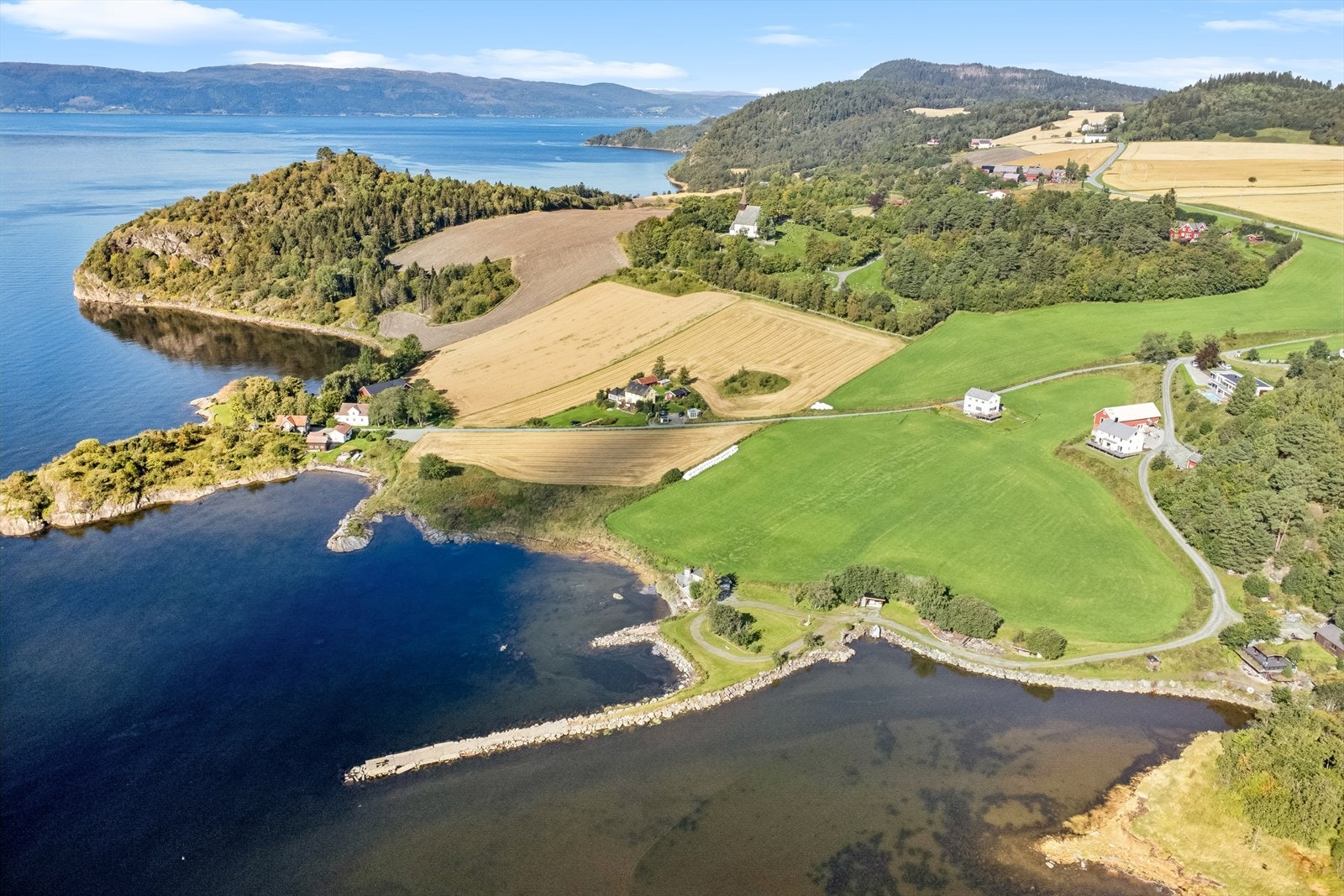 Eiendommen har idyllisk beliggenhet i naturskjønne omgivelser. Galleribilde