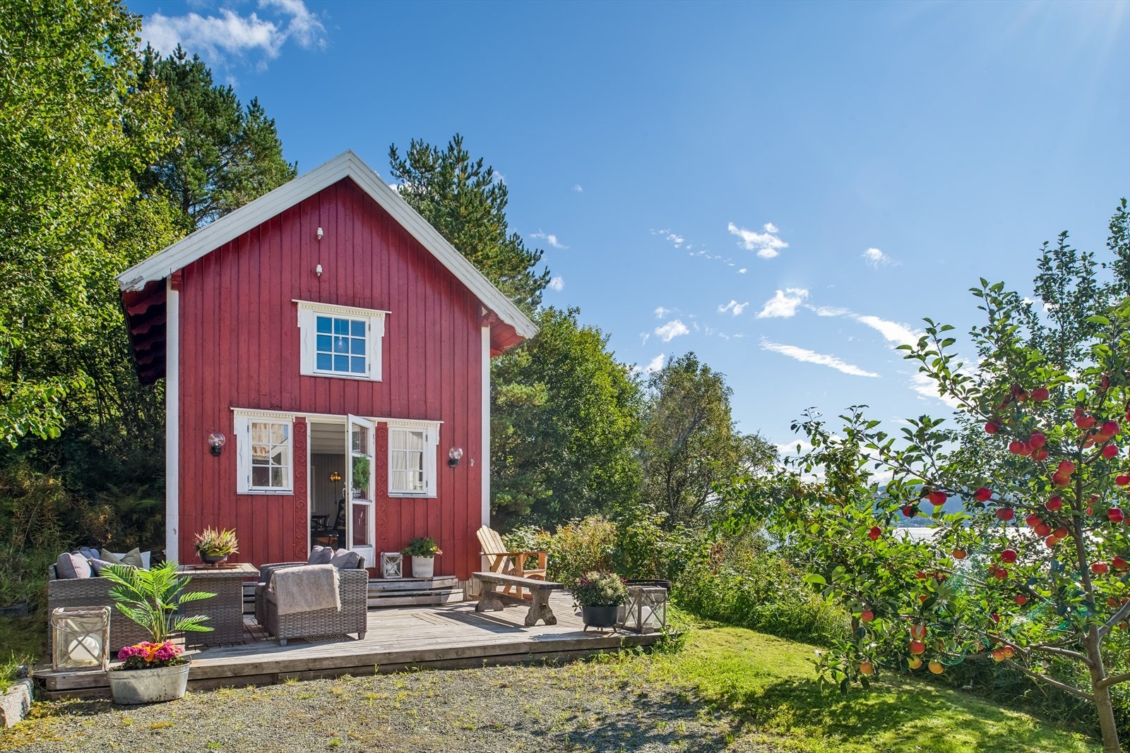 Stabburet byr på trivelig stemning med gode rom og moderne standard. Innlagt strøm og vann. Galleribilde