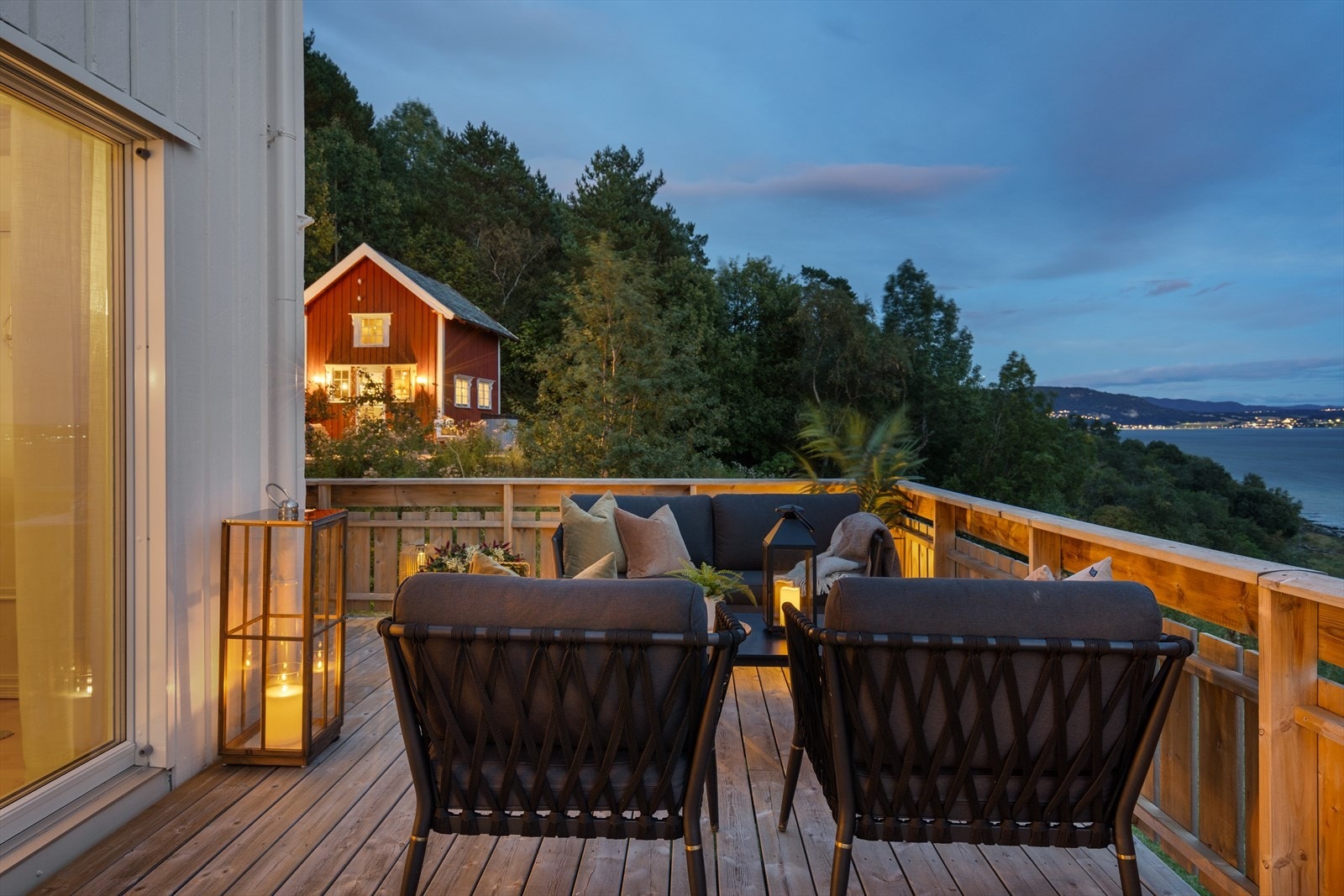 Rett ved huset er stabburet. Galleribilde