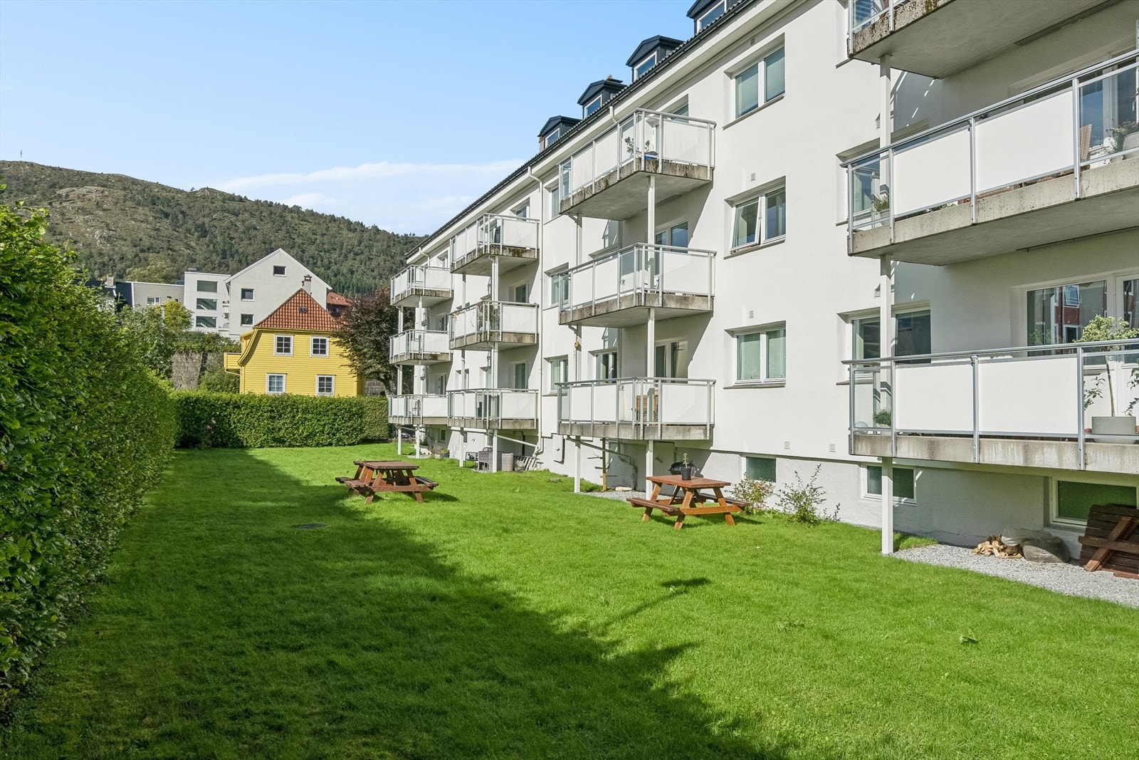 Leiligheten ligger i høy 1. etasje på enden mot sørvest. Galleribilde