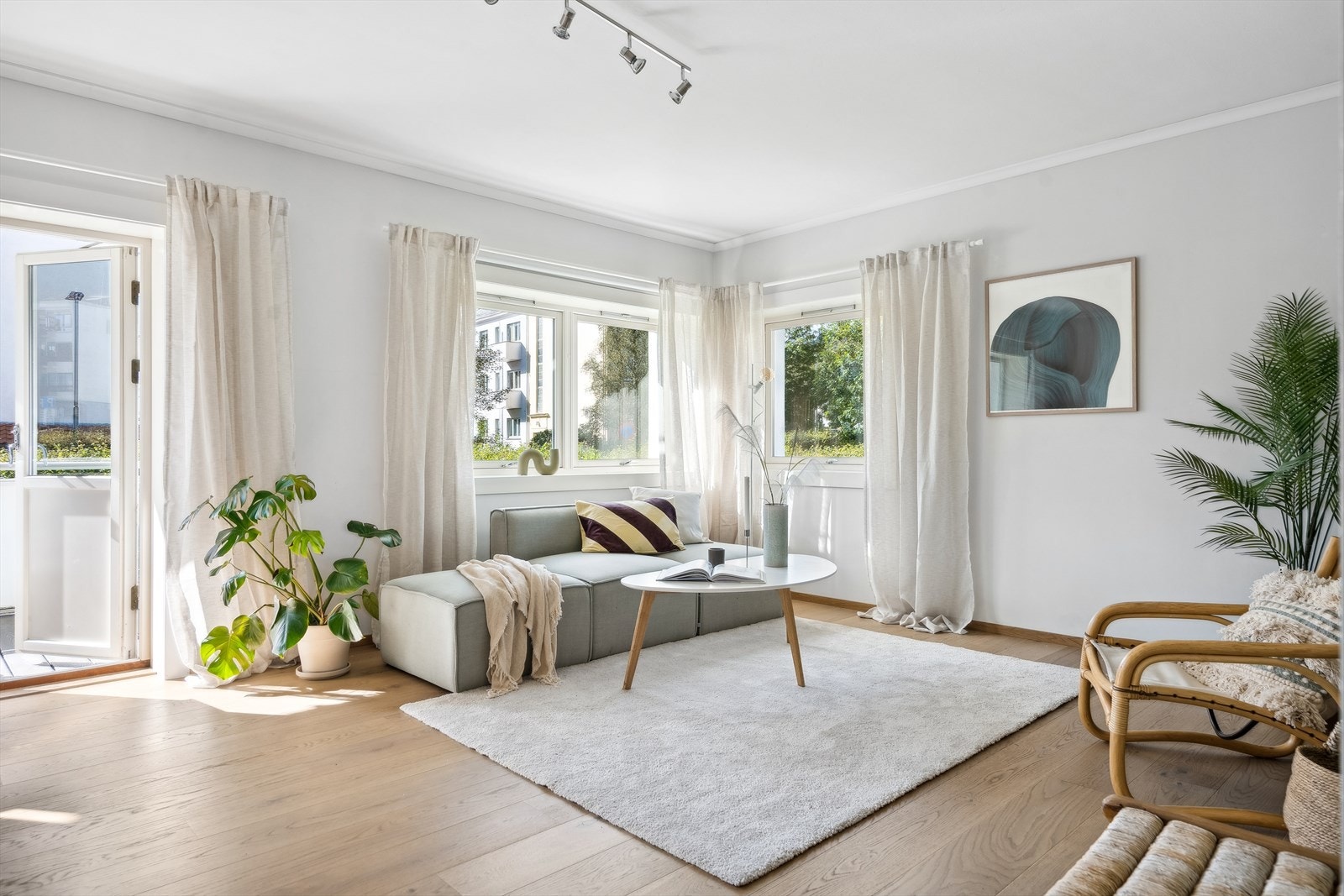 Stor og lys stue vendt mot sør og vest. Fra stuen er det utgang til privat balkong. Galleribilde