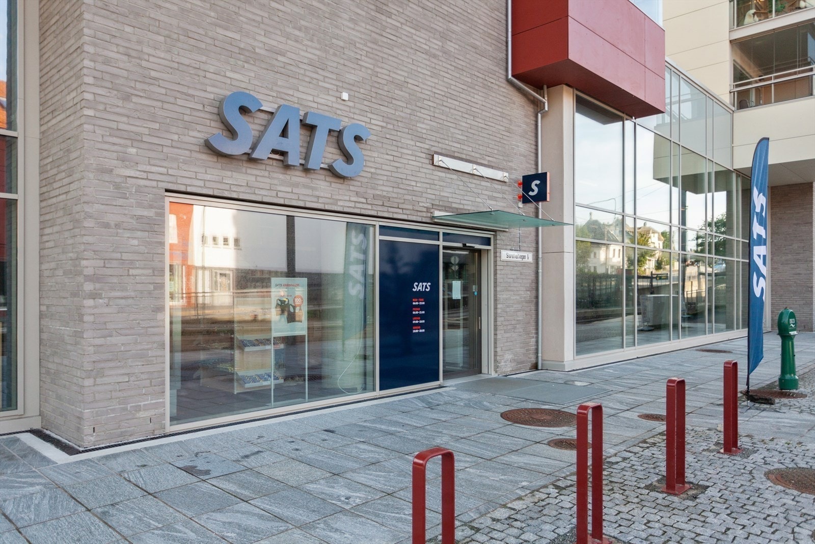 Ca. ett minutt gangavstand til Wergeland hvor du finner treningssenter, restauranter, butikk, apotek, m.m. Galleribilde