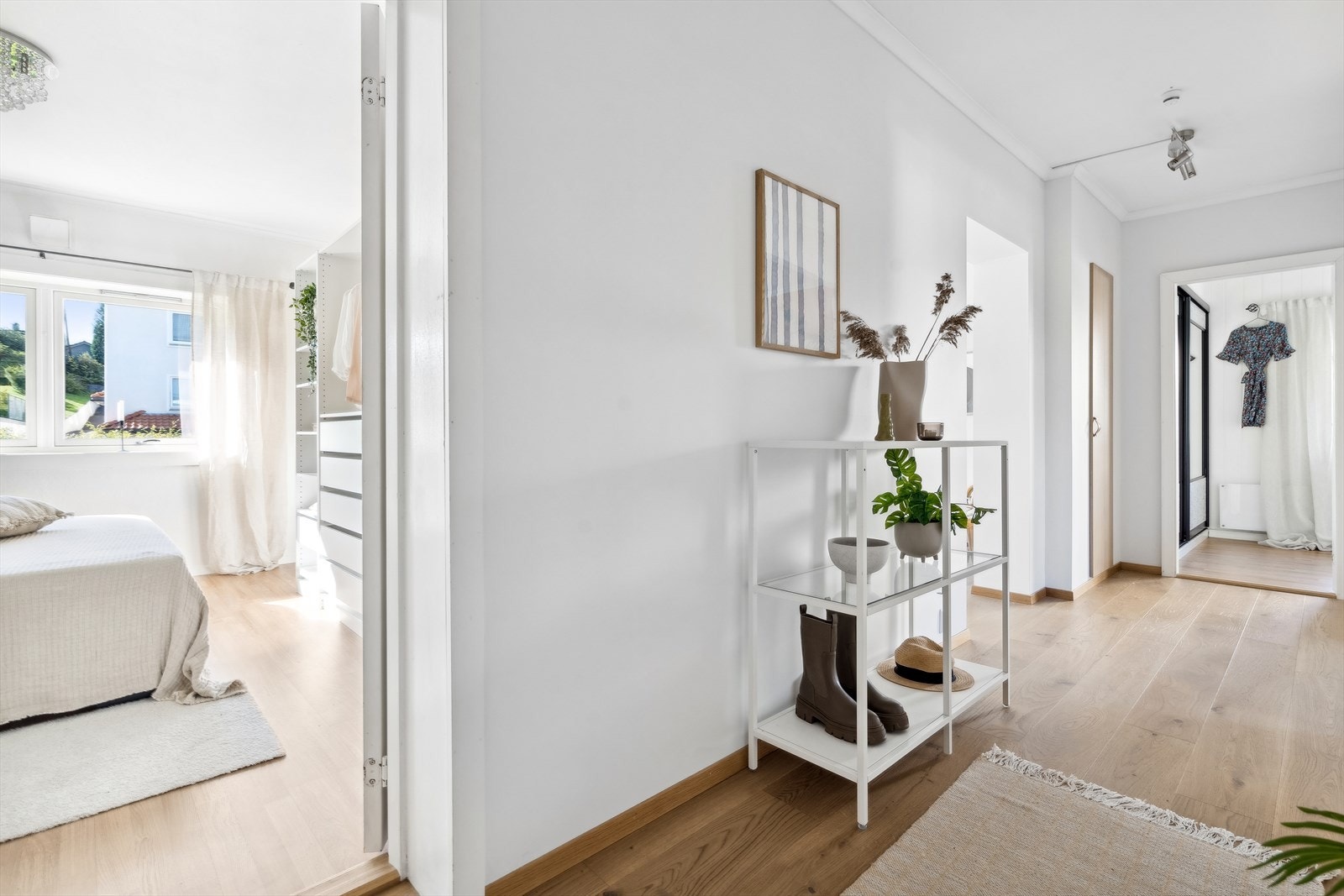 Leiligheten er gjennomgående og ligger på enden med vinduer i tre himmelretninger. Galleribilde