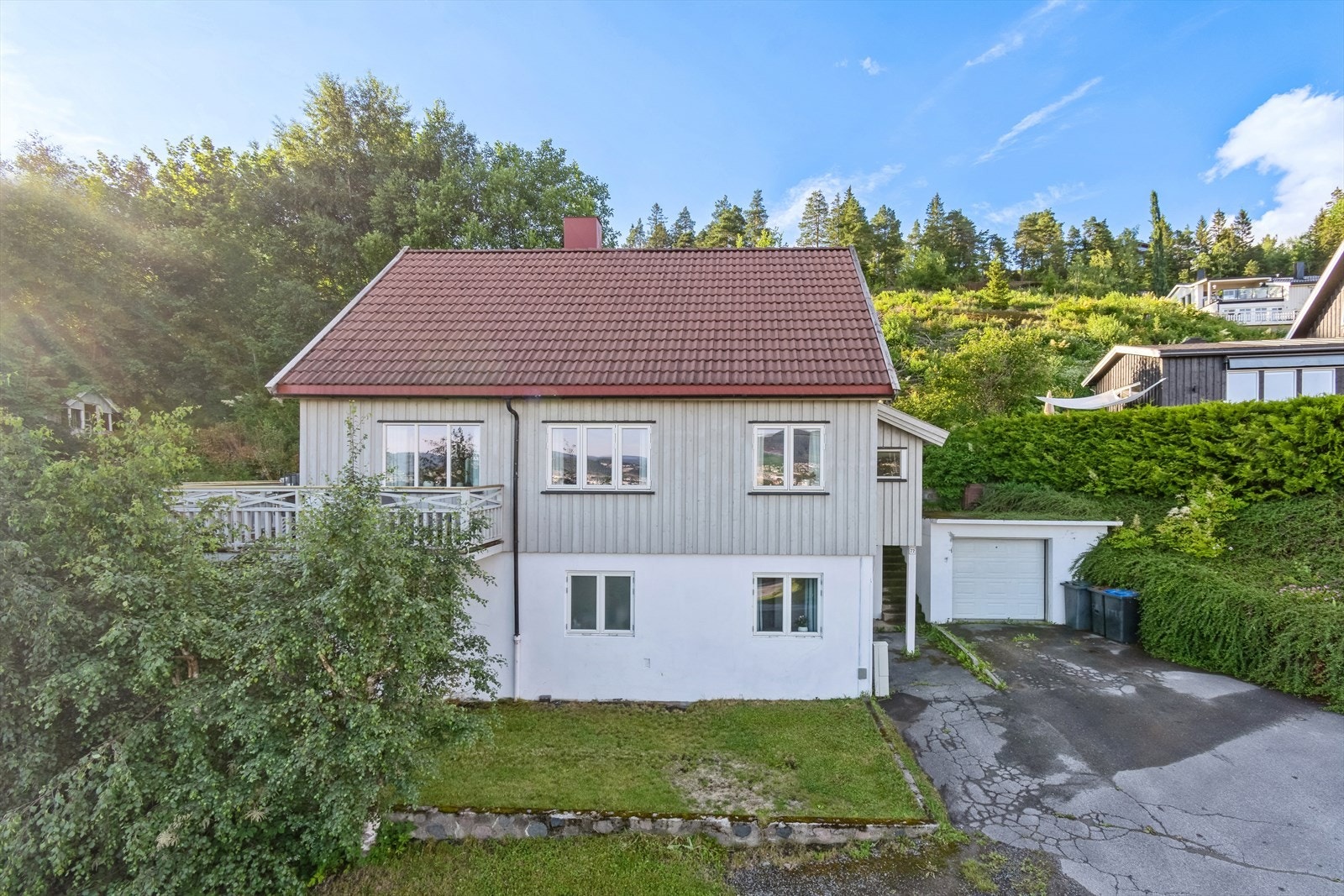 Boligen har en fin utsiktstomt med tilknyttet garasje Galleribilde