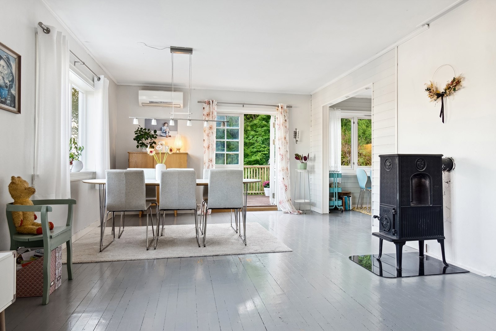 Stuen er naturlig delt opp i flere gode soner Galleribilde