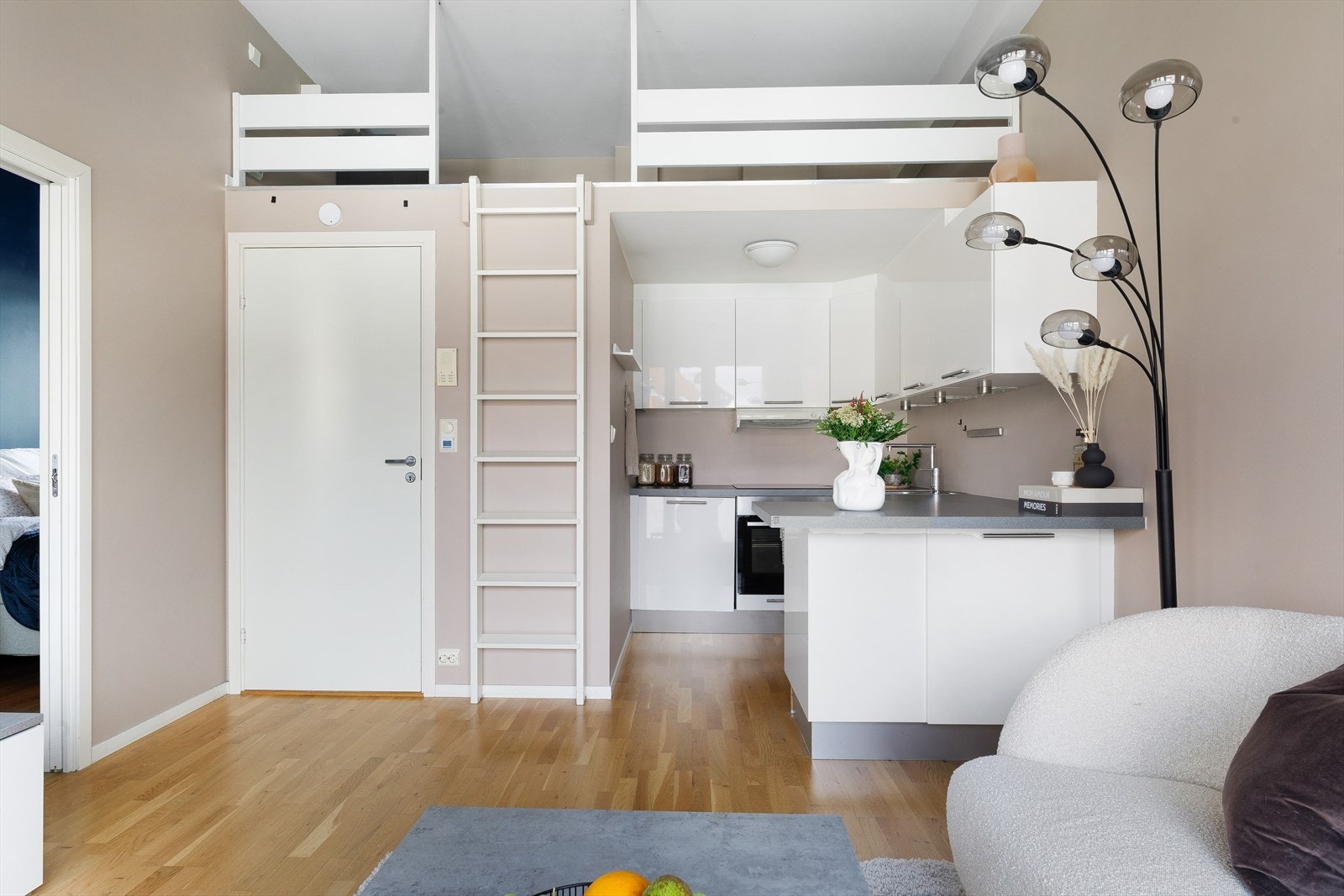 Det er trapp opp til praktisk hems som byr på godt med ekstra plass Galleribilde