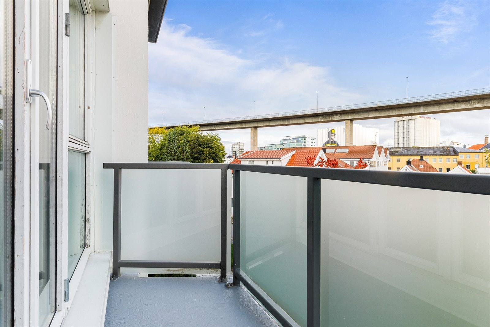 Herlig balkong med utgang fra stue, hvor man kan nyte flott utsikt over nærområdet Galleribilde