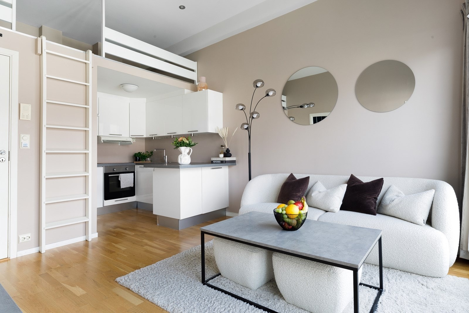 De store vindusflatene sørger for rikelig med naturlig lysinnslipp Galleribilde