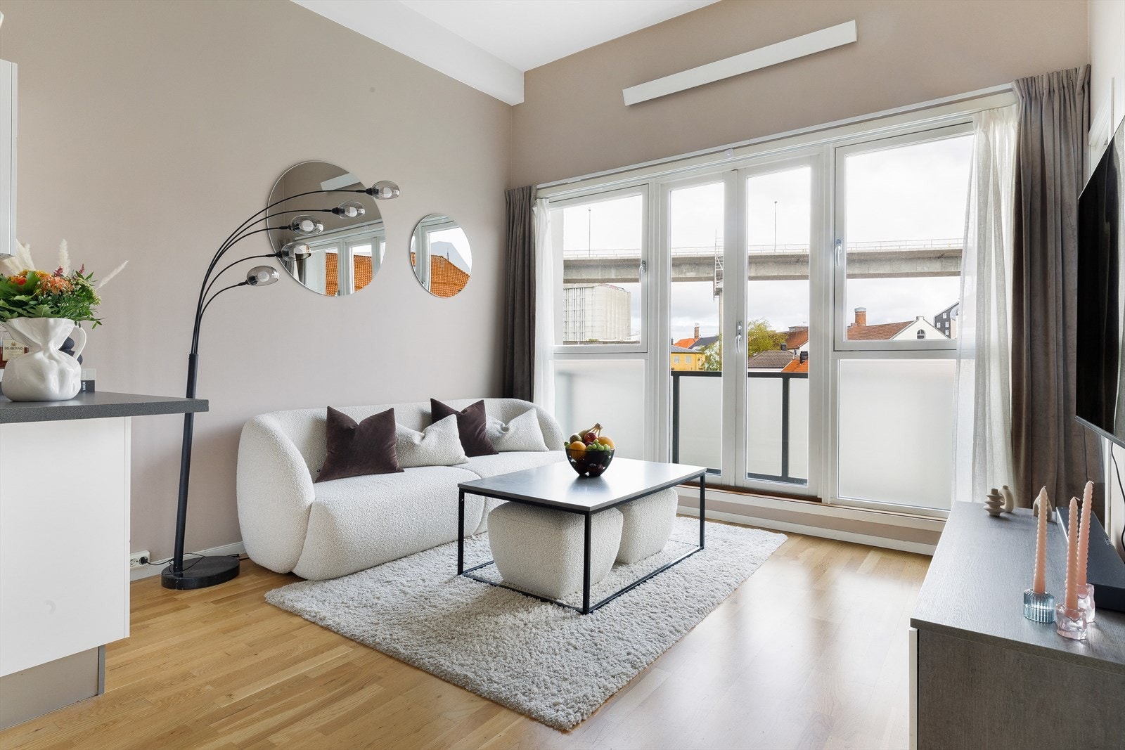 En flott og arealeffektiv 2-roms leilighet med herlig balkong og hems Galleribilde