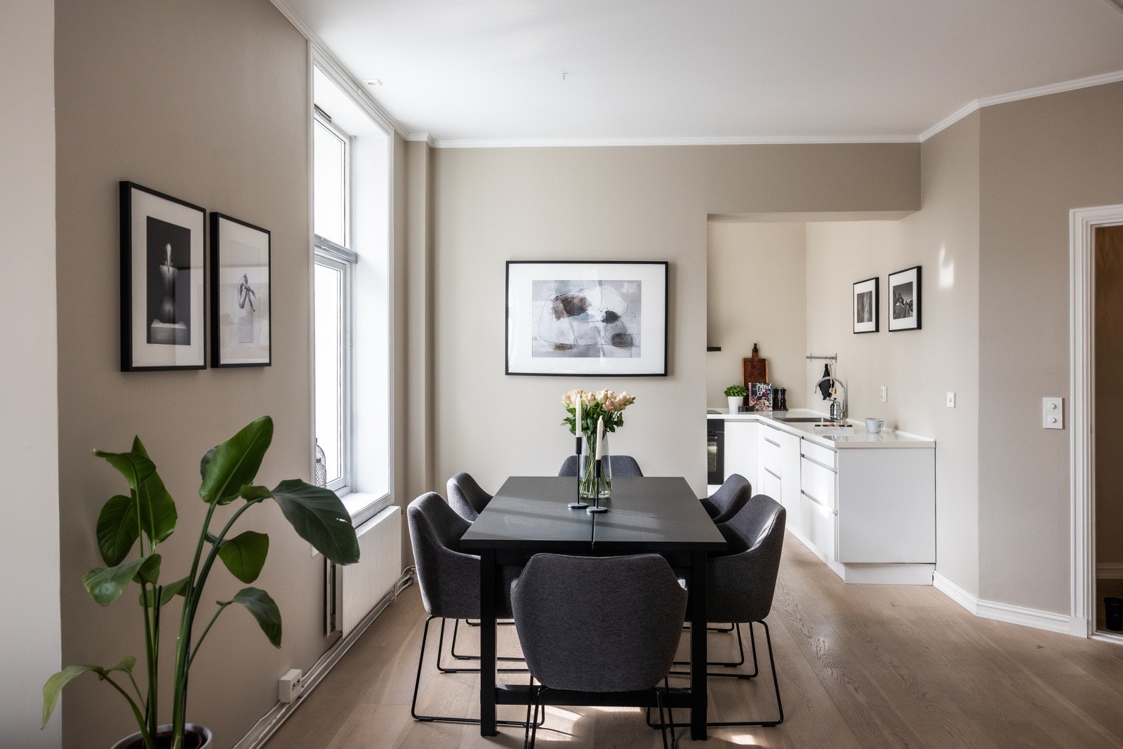 Her har du god plass til spisebord med 6 stk til bords. Dersom flere kommer på besøk er stuen lang nok til det. Galleribilde