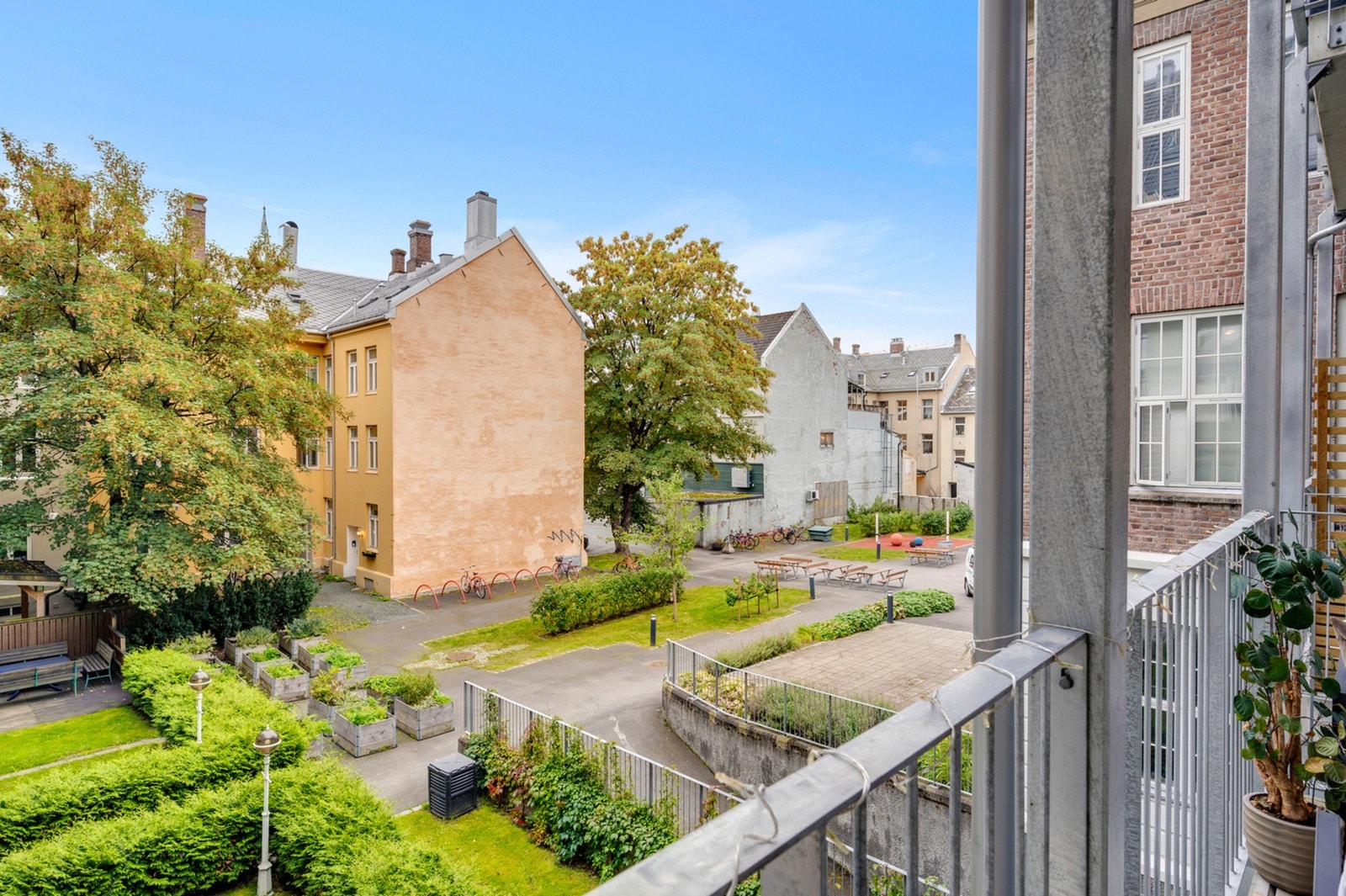Leiligheten ligger tilbaketrukkent til og er vendt mot sameiets innbydende fellesområde. Området oppleves som rolig og behagelig. Galleribilde