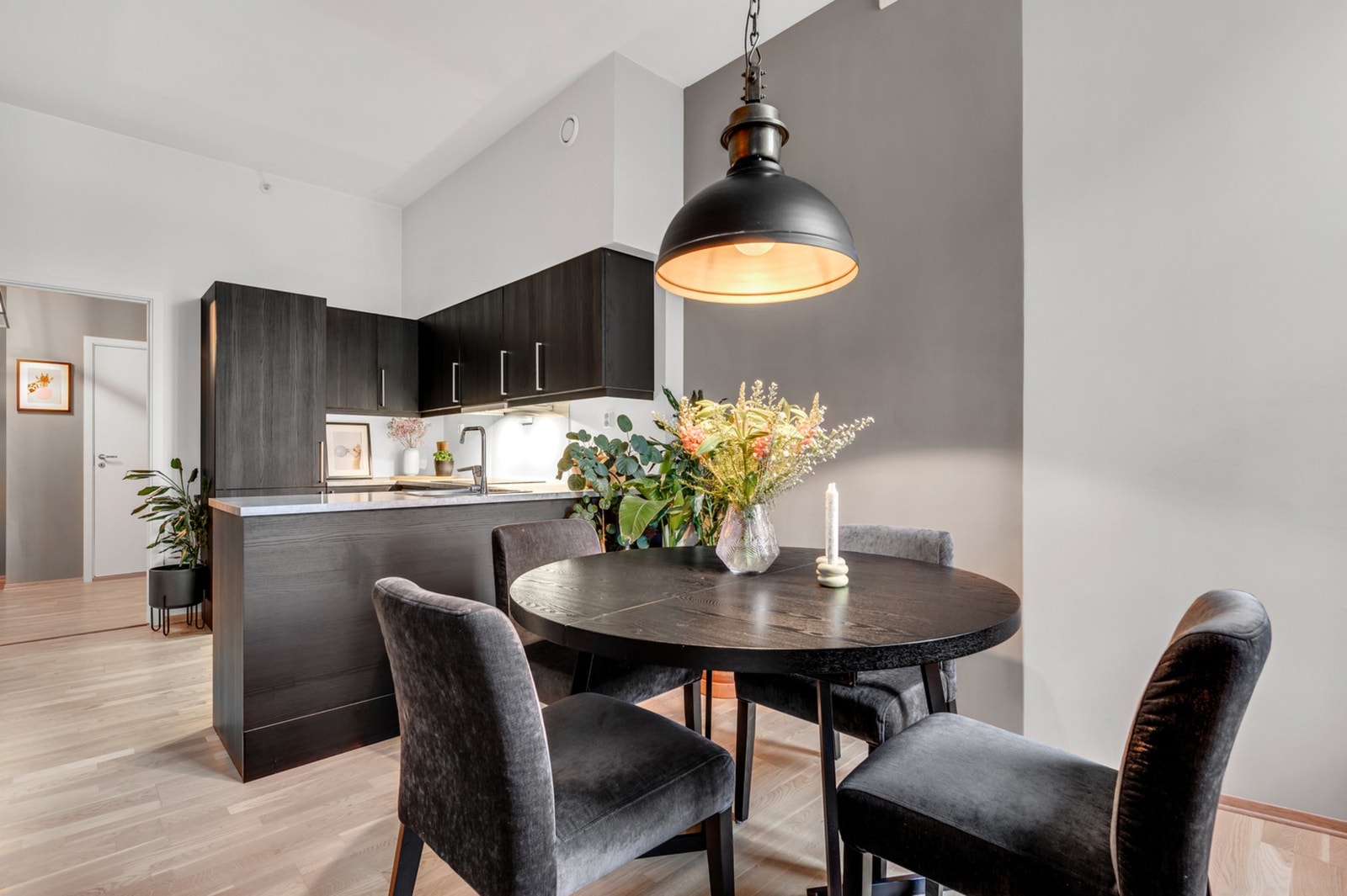 Lyst 3-stavs parkettgulv er en av flere kvaliteter i leiligheten. Det er lagt vekt på detaljer ved utformingen av leiligheten. Galleribilde