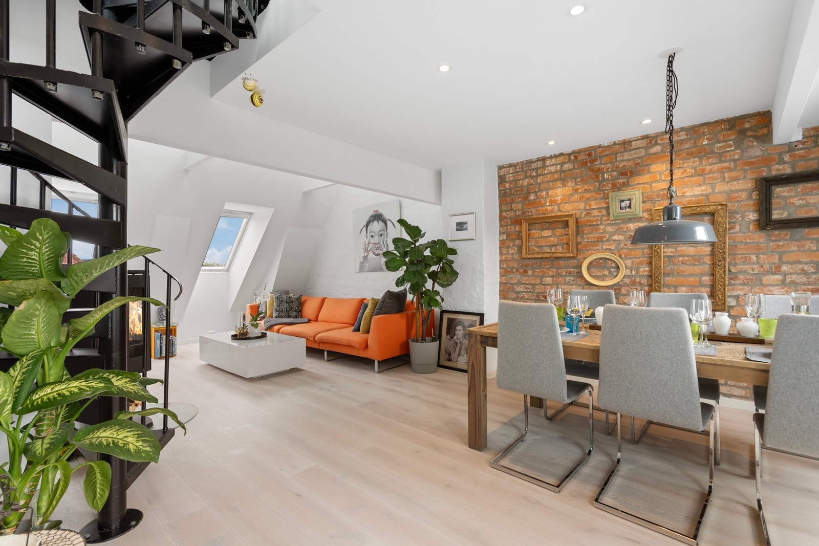 Velkommen til Omsens gate 14, en meget lekker, påkostet loftsleilighet over to plan samt innredet hems. Galleribilde