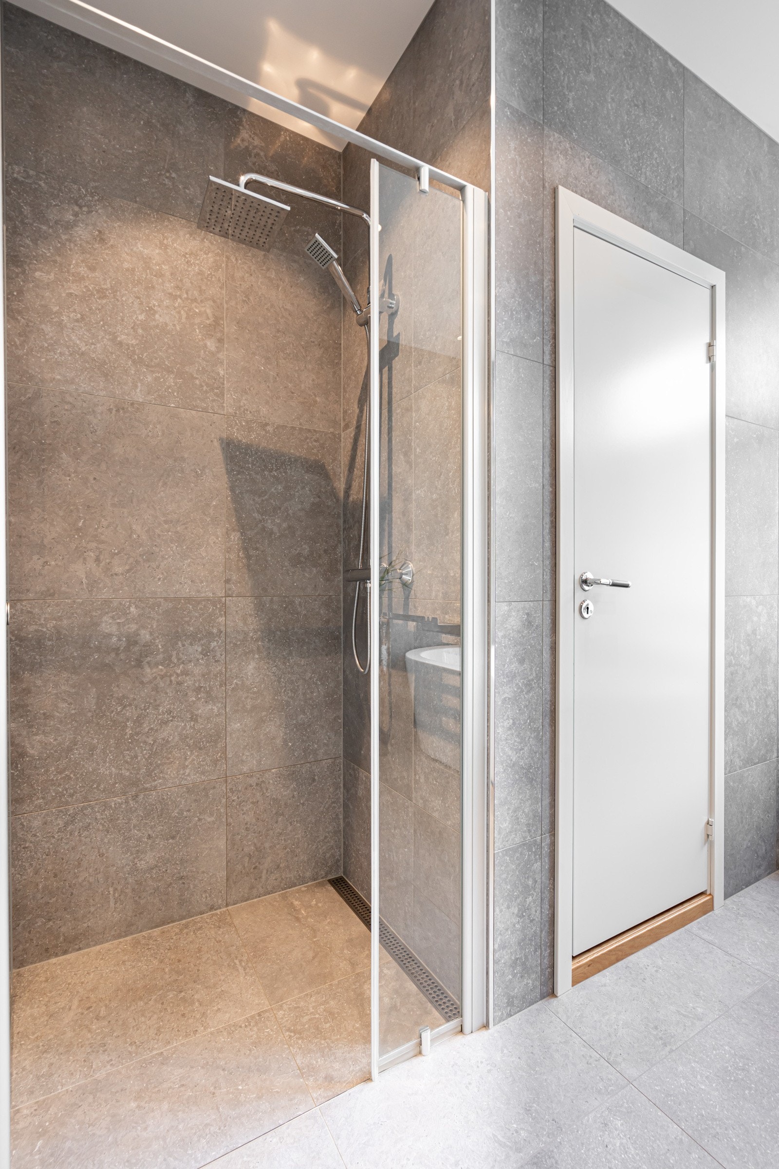 Badet er utstyrt med frittstående badekar, dusjnisje med hengslet glassdør og regnfallsdusj. Galleribilde