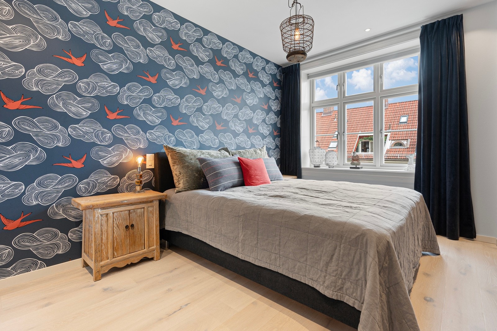 Soverommet har god plass til seng og ytterligere møblering. Det er gulvvarme og plasstilpasset plissegardin. Galleribilde