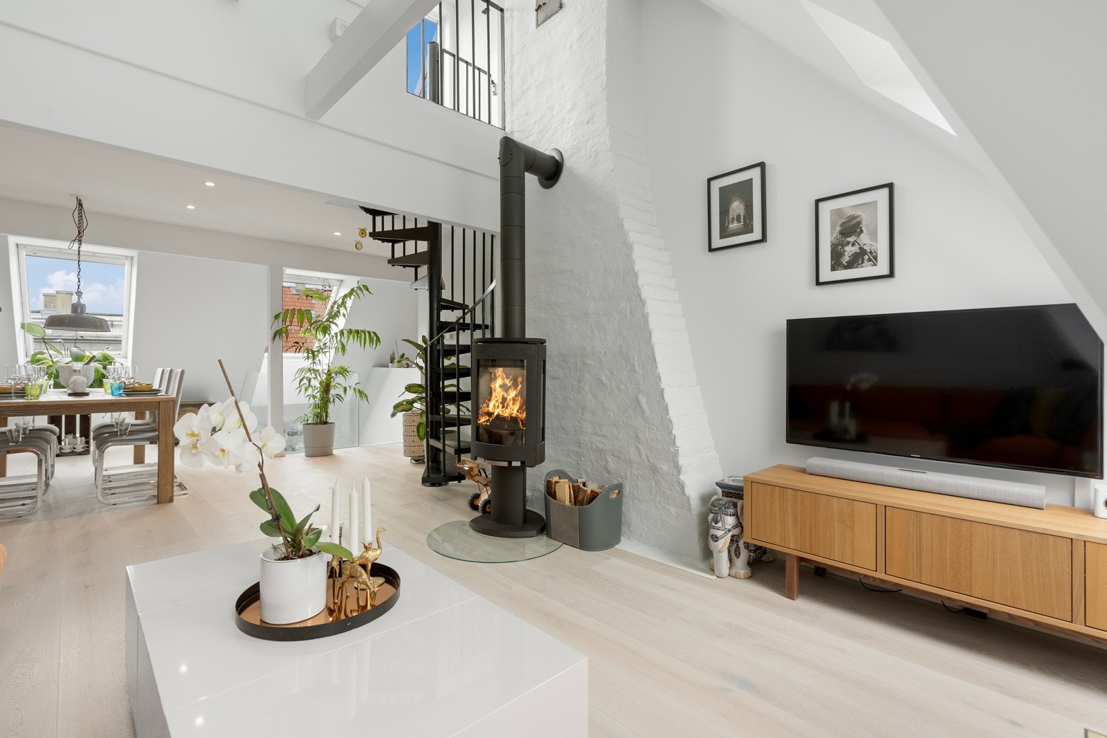 Loftsetasjen er innredet med en særdeles lys og romslig stuedel. Jøtul peisovn fra 2016, montert av fagfolk. Galleribilde