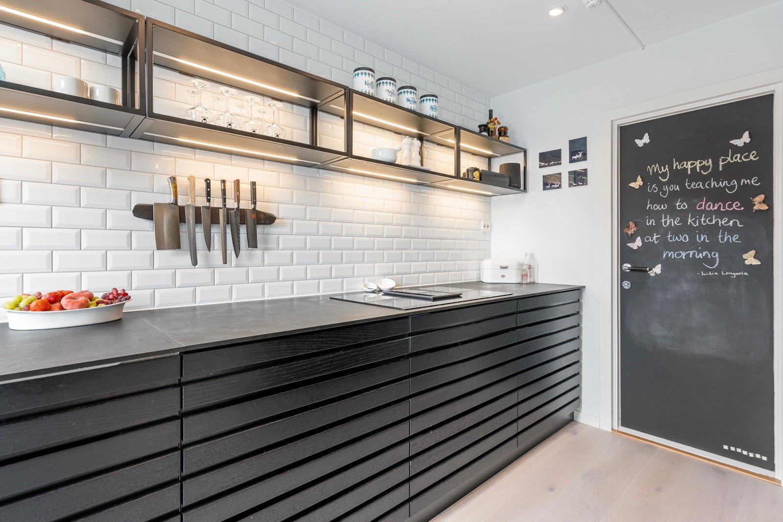 Kjøkkeninnredningen har flotte lamellfronter i eikefinér og kompaktlaminat benkeplater. Galleribilde