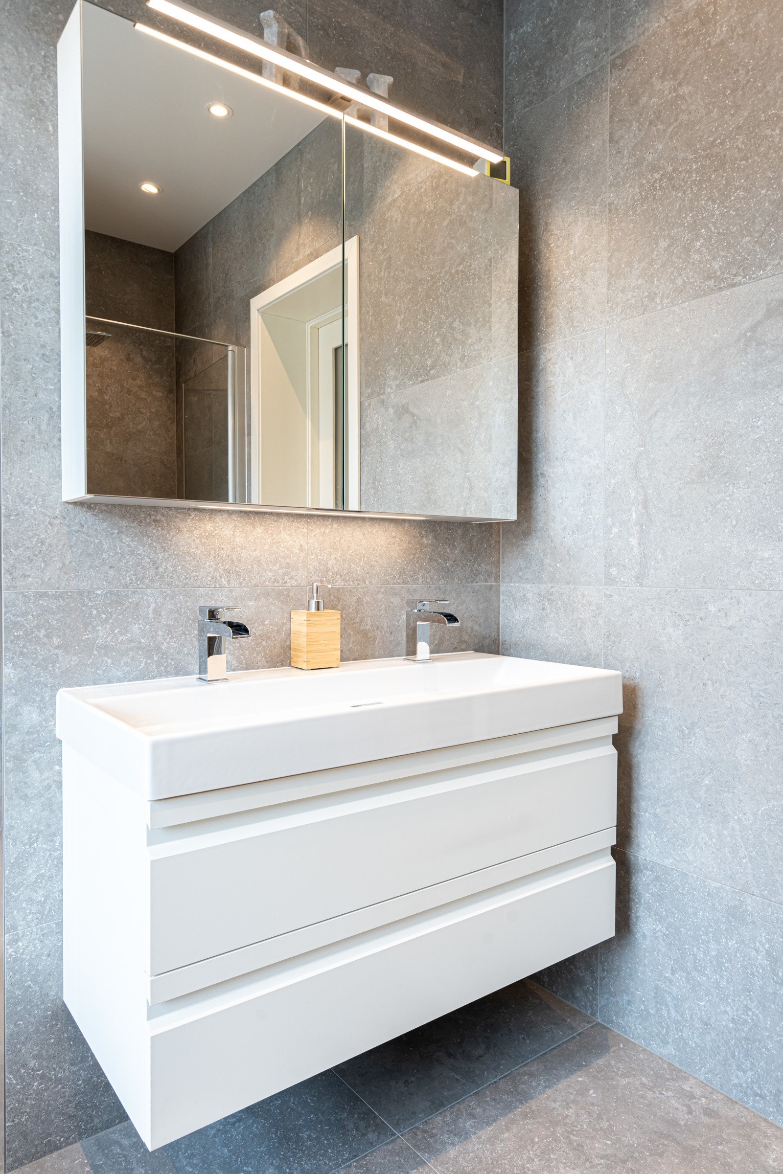 Badet har 2 armaturer fra Tapwell i den heldekkende (ekstra vide) vasken. Galleribilde