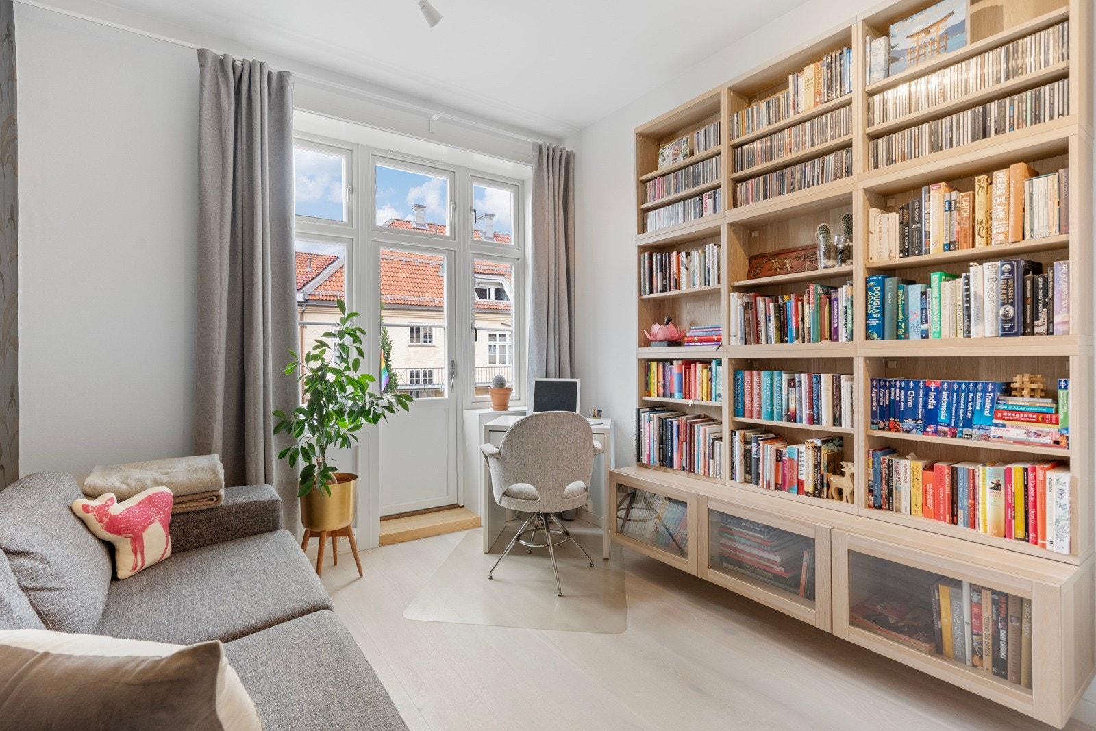 Utenfor soverommet er det brannbalkong og den store vindusflaten gir rommet godt med lys og en luftig atmosfære. Galleribilde