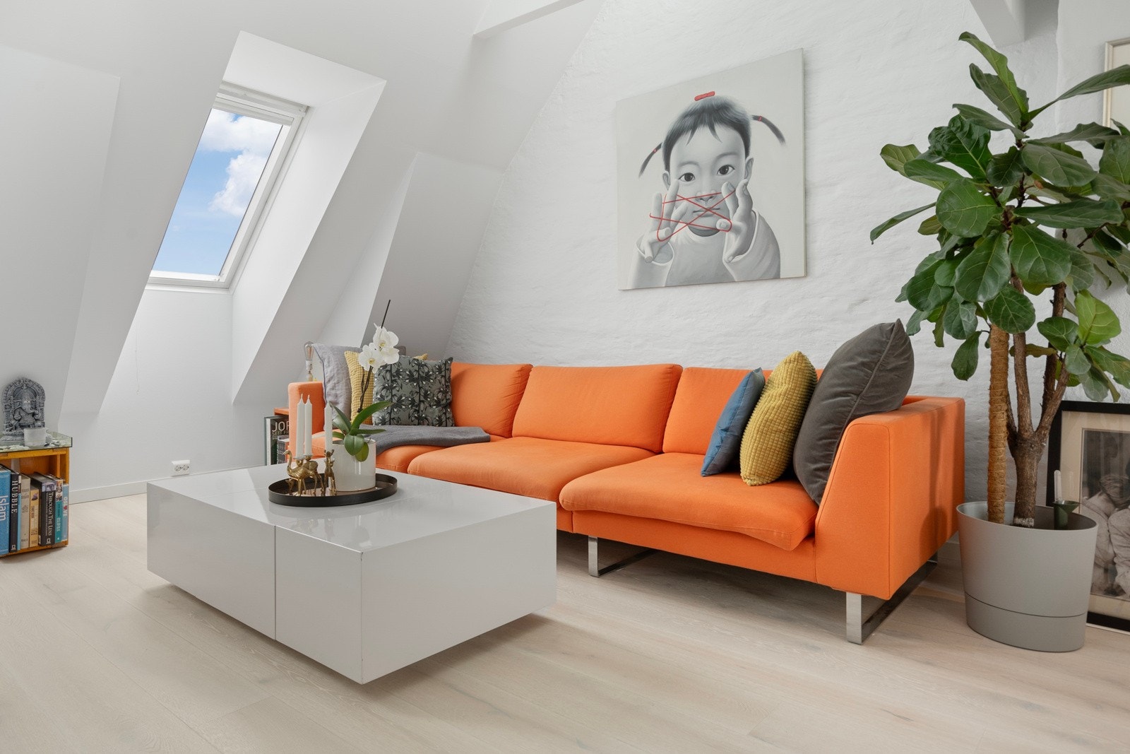 Stuen har lekker 1-stavs hvitoljet eikeparkett og det er guvvarme i gulvet. Galleribilde