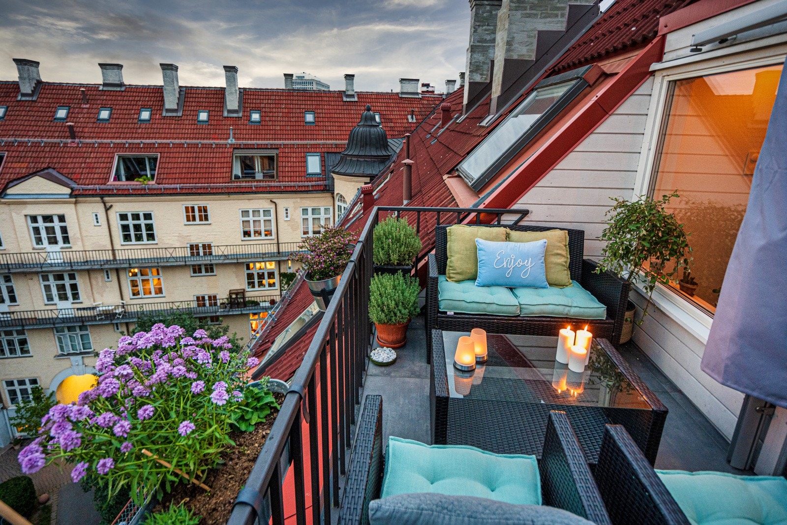 Vinduer, terrassedør, utvendig kledning og gulvfliser på justerbart systemgulv fra Modena ble skiftet i 2019 i egen regi. Galleribilde