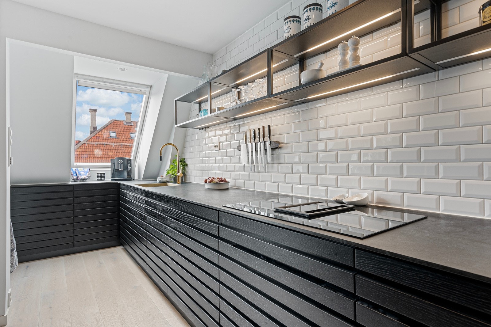 Lekker og tidsriktig Kvik kjøkkeninnredning fra 2019. Kjøkkenet er i XXL-utførelse som gir ekstra god oppbevaring i skuffer med integrert belysning. Galleribilde