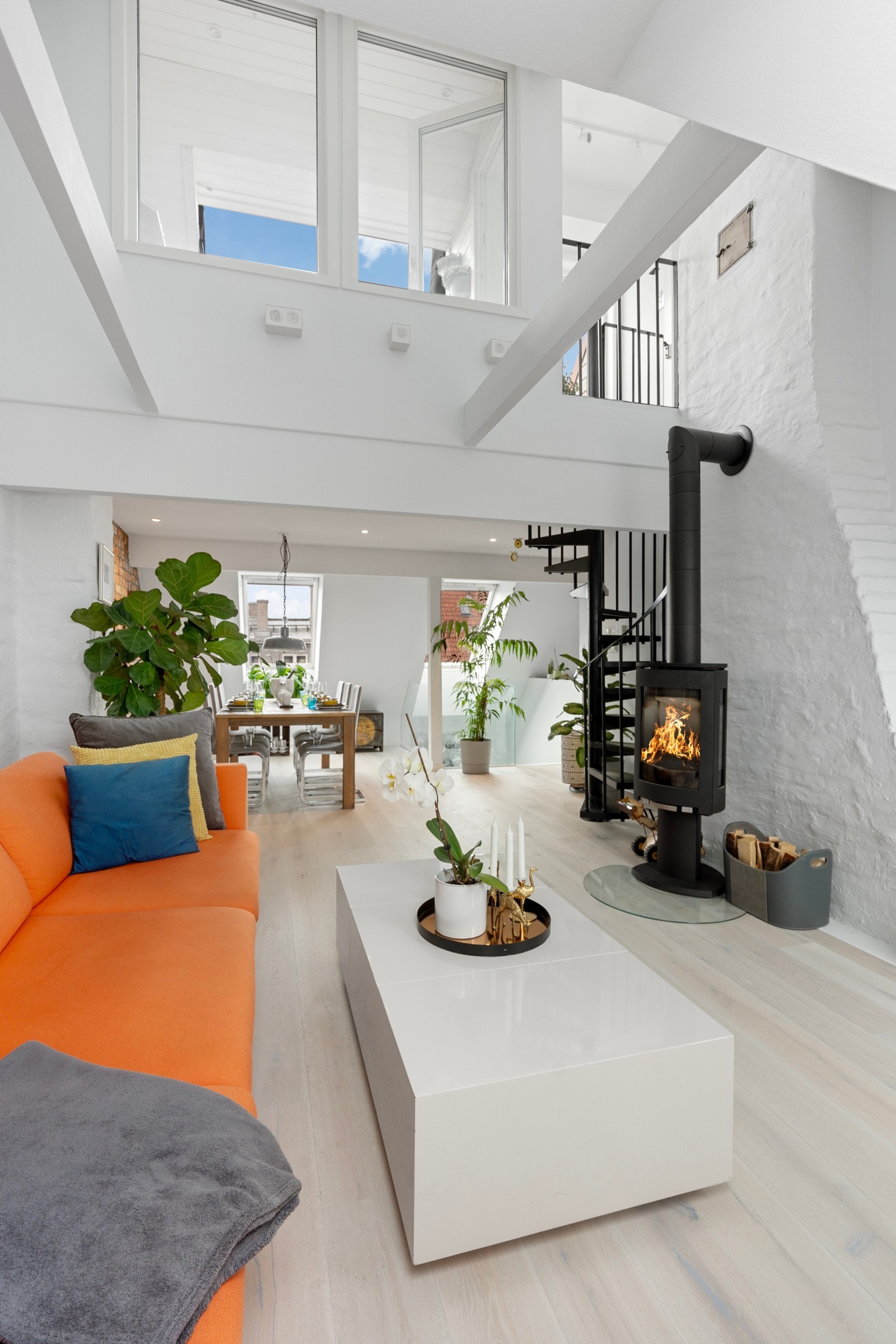 Raus takhøyde og store vindusflater gir unike lysforhold i boligens femte etasje. Det er for øvrig takhøyde på opptil 5 m ved vindeltrappen. Galleribilde