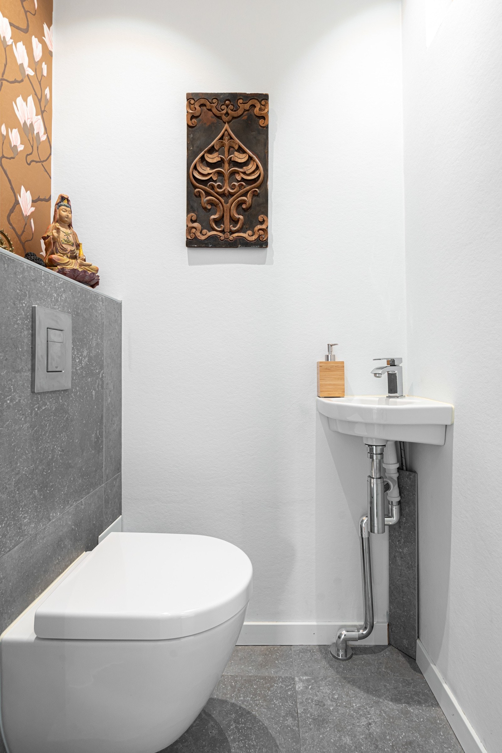 Praktisk separat toalettrom, oppusset i 2017. Flislagt gulv med varmekabler. Galleribilde