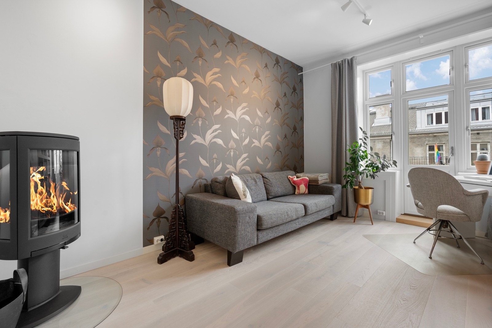 Soverom to har Jøtul peisovn fra 2018. Dette soverommet har også god plass til seng og ytterligere møblering. Galleribilde