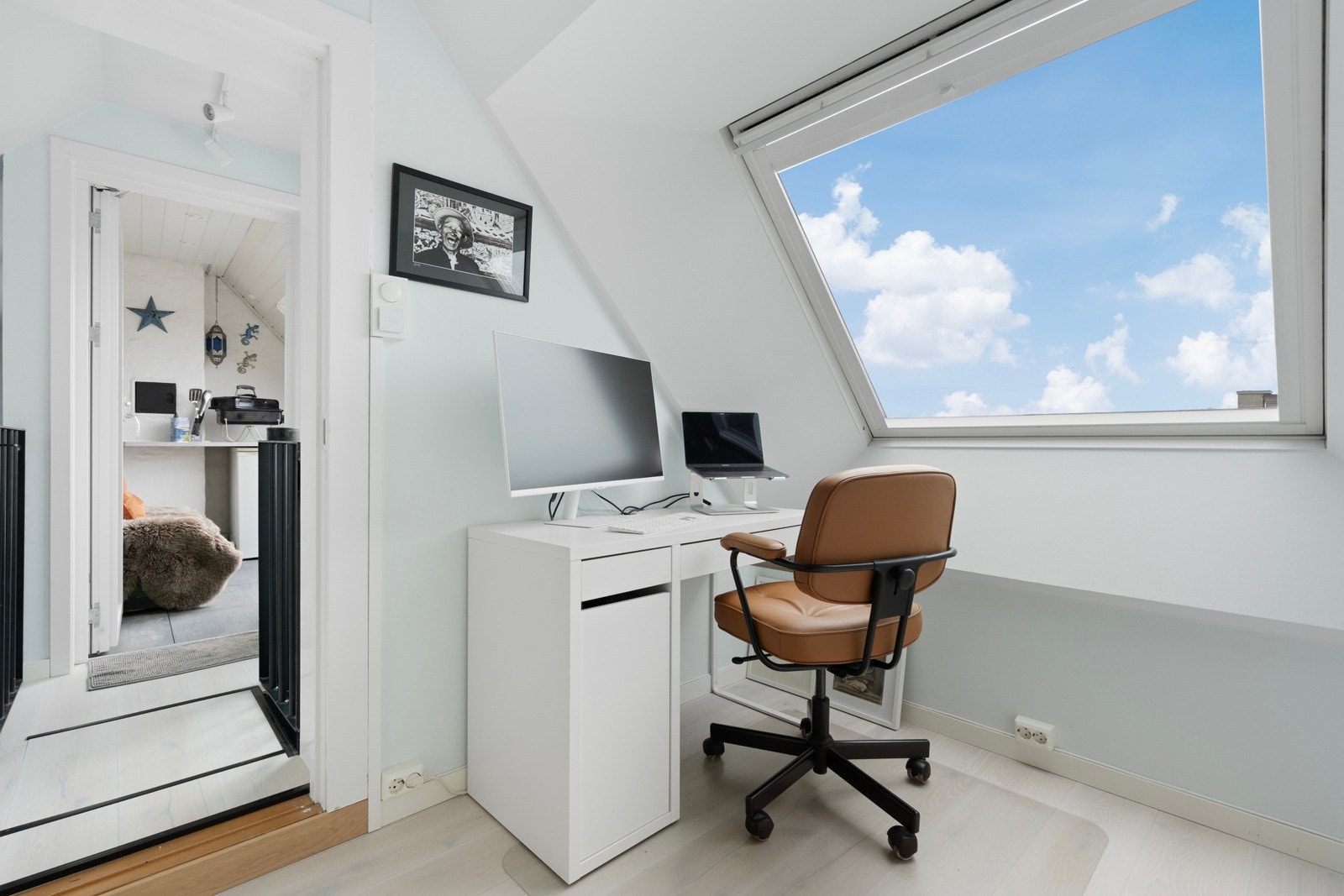 Rommet på hemsen innredet som soverom, har takvinduer i to himmelretninger. Galleribilde