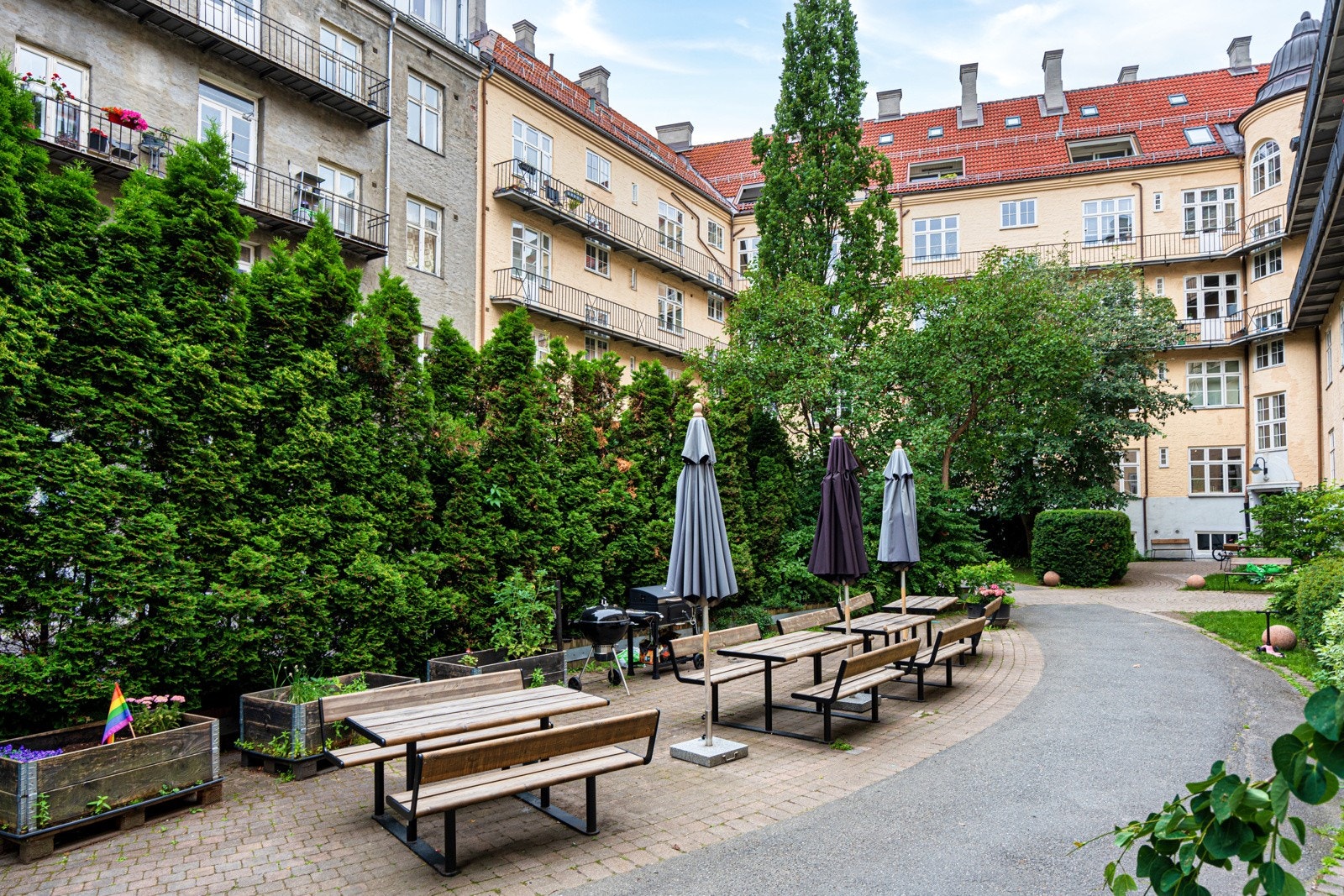 Koselig fellesareal med griller og møblement til felles benyttelse. Andelseierne kan søke om å dyrke i sin egen pallekarm i bakgården. Galleribilde