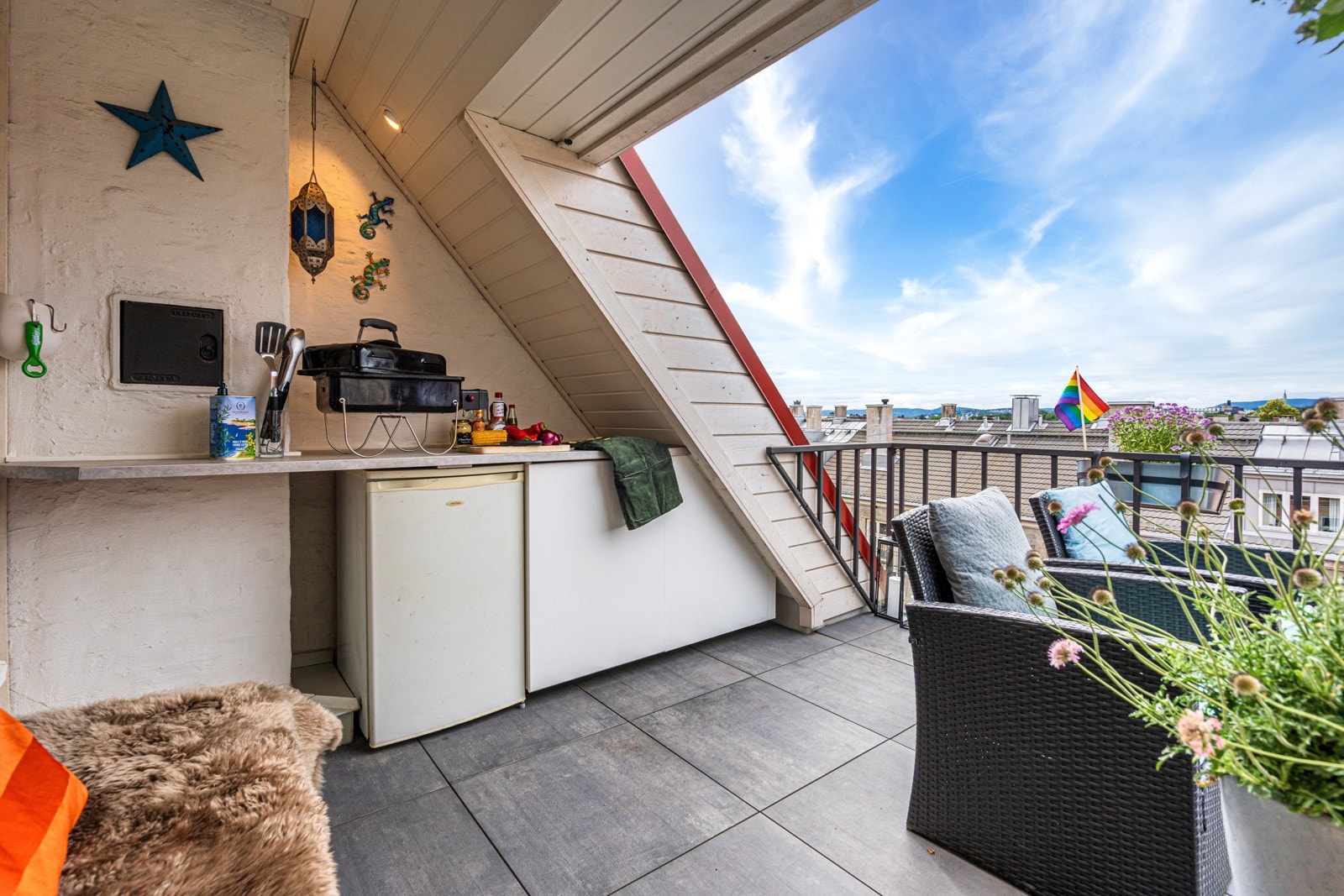 Utekjøkken på terrassen med downlights i taket. Galleribilde