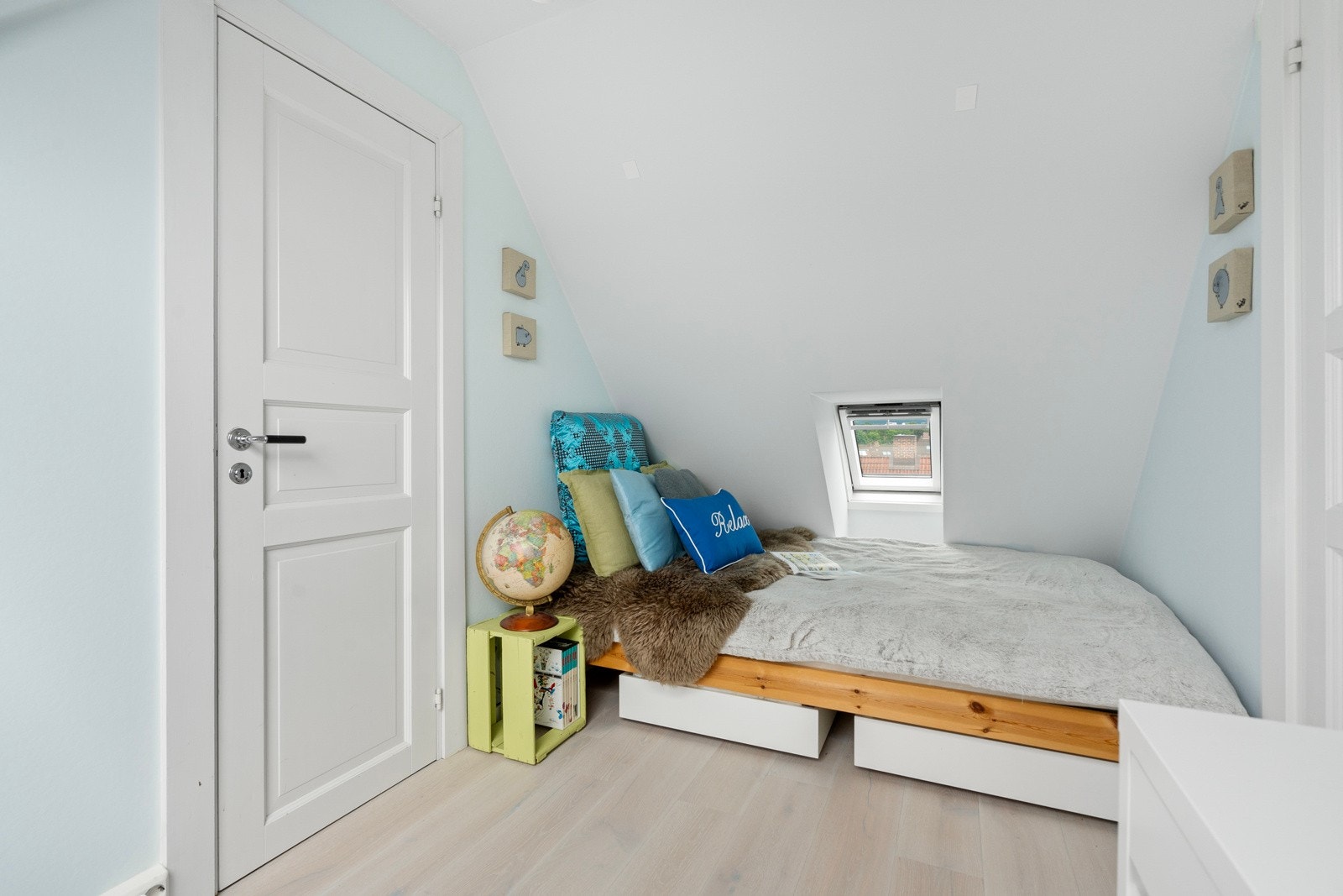 Hemsen er innredet med soverom og kontor. Disse rommene er ikke godkjent for varig opphold. Galleribilde