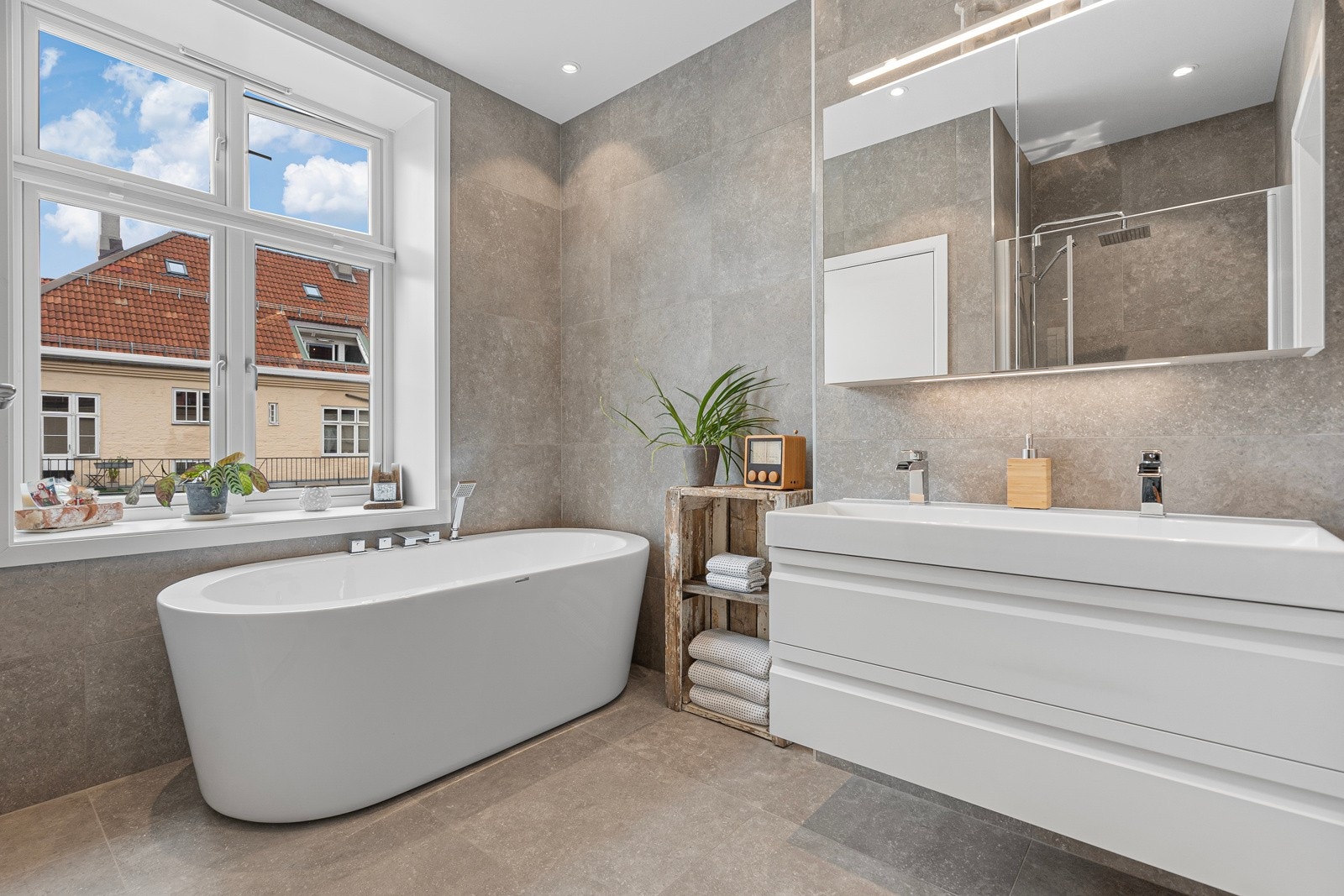 Leiligheten har et lekkert og moderne bad - oppusset i 2017. Galleribilde